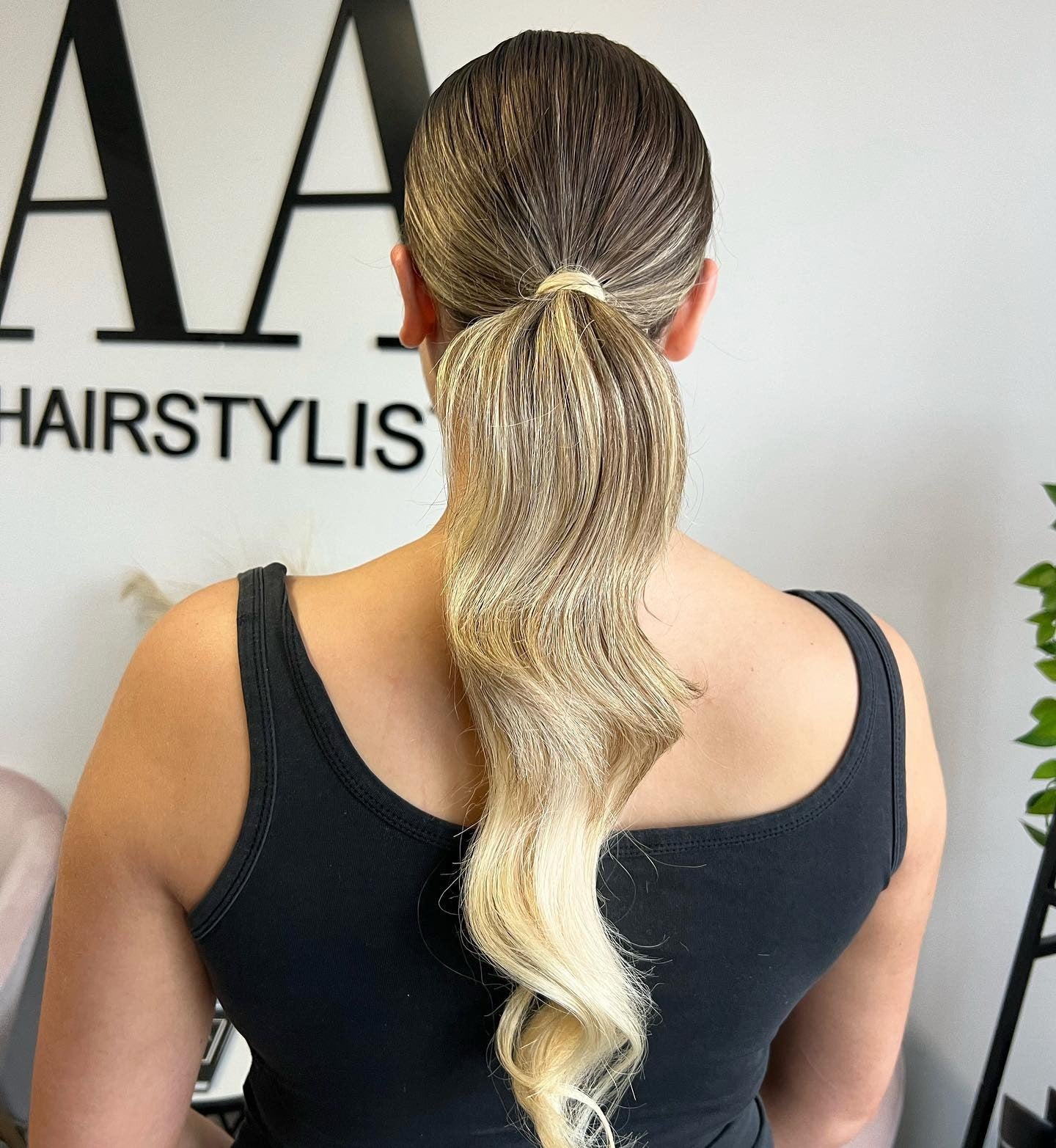 15. Aschblonder Balayage-Pferdeschwanz (schlanker, niedriger Pferdeschwanz)