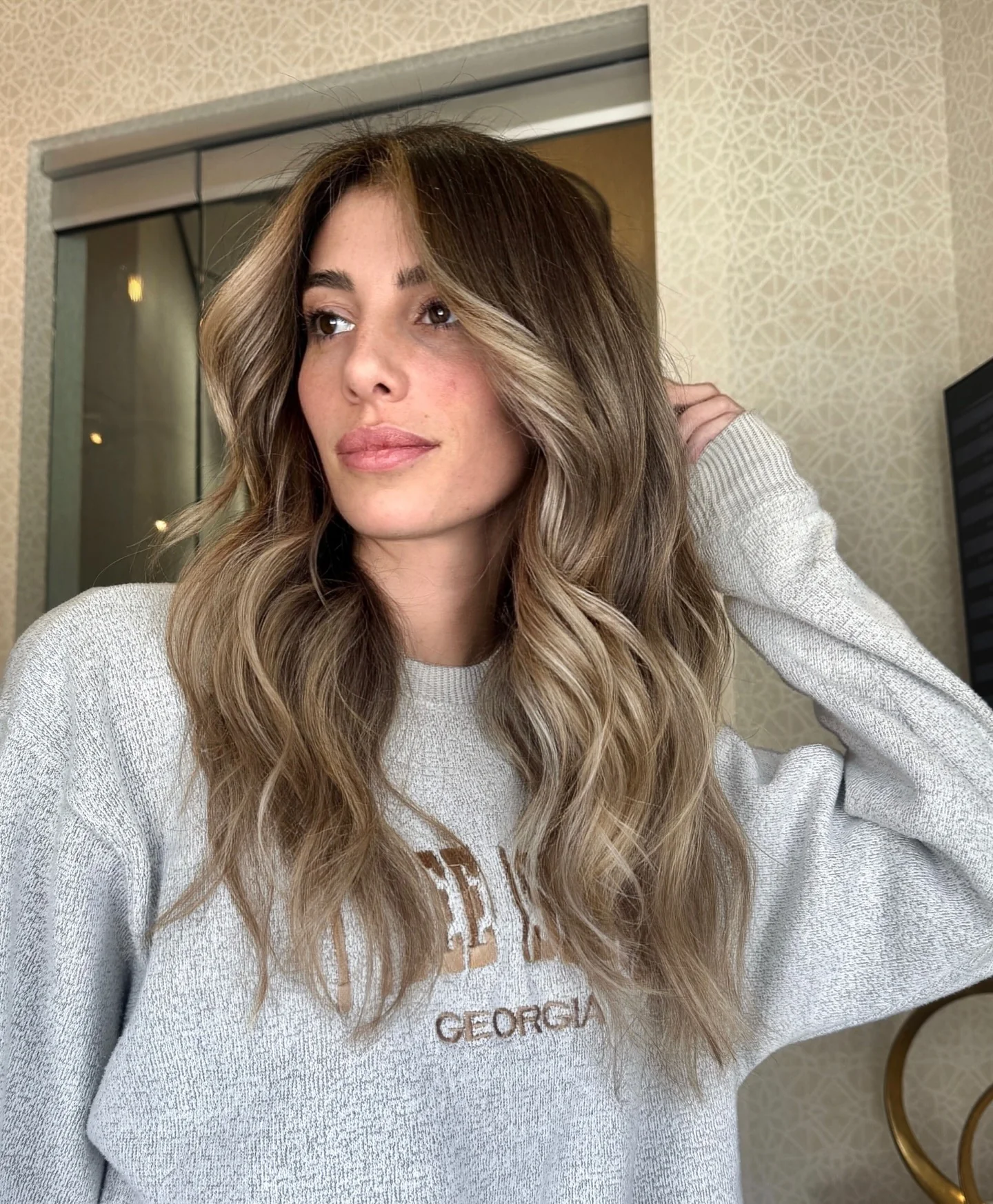 15. Aschblonde gesichtsumrahmende Highlights auf langen, geschichteten Wellen (Aschblonde Haarfarbe)