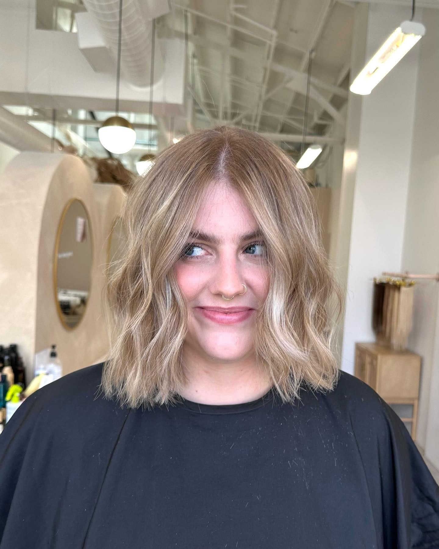 15. Beigeblonder, gewellter, stumpfer Bob (kurzer, stumpfer Schnitt)