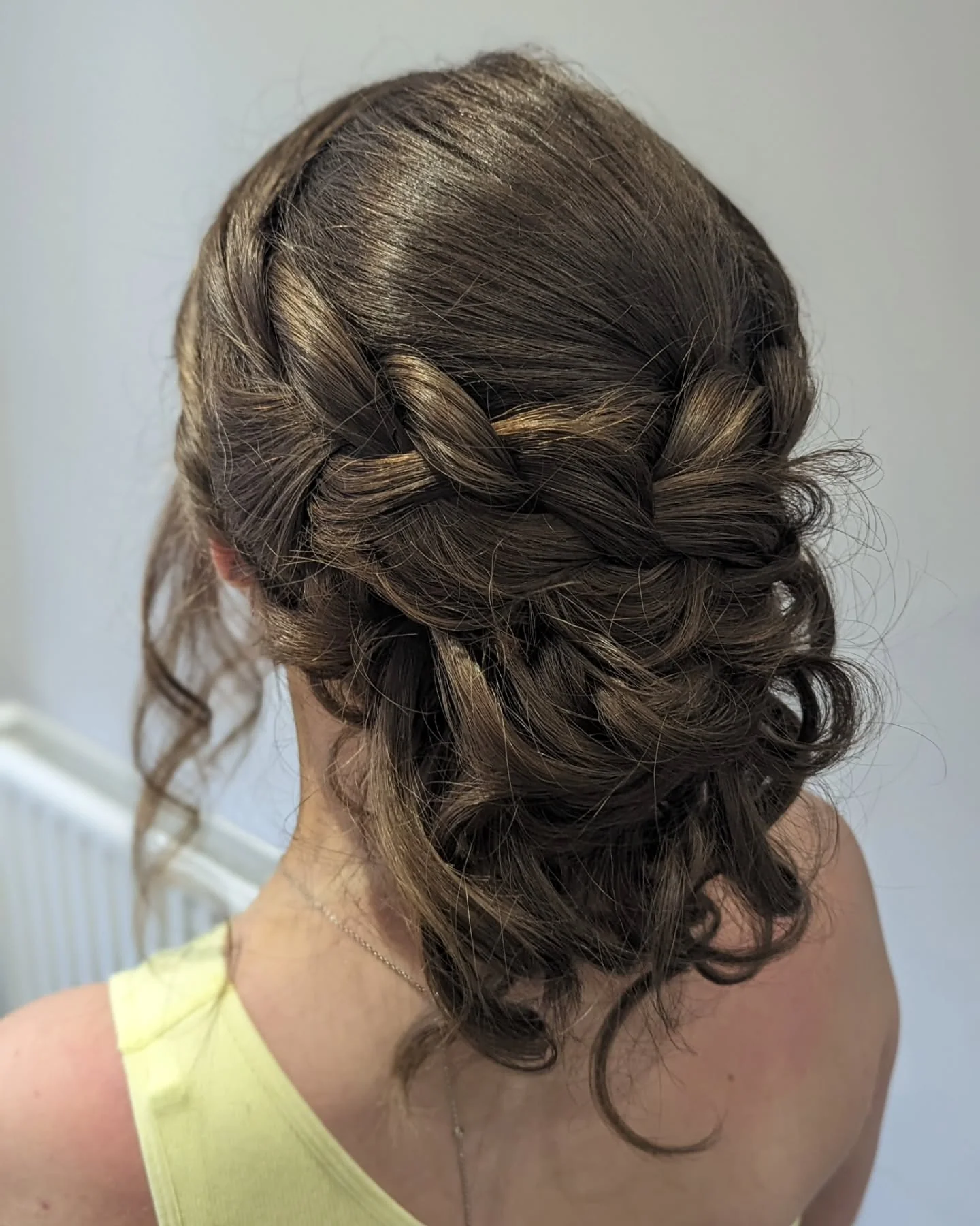 15. Geflochtene Hochsteckfrisur mit natürlichem brünetten Glanz (Ballfrisuren)