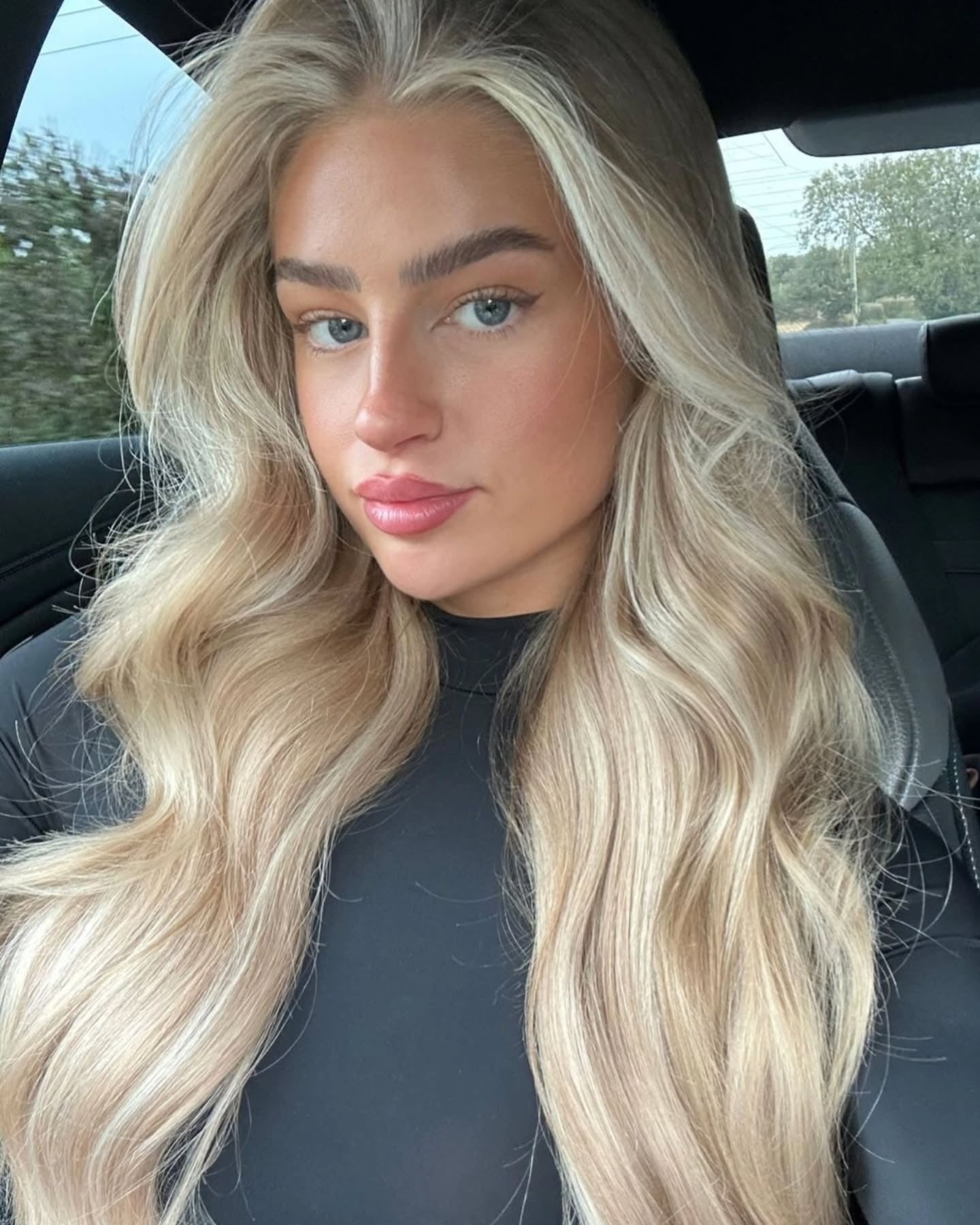 15. Helles Vanilleblond mit Blowout -Wellen (langblondes Haar)