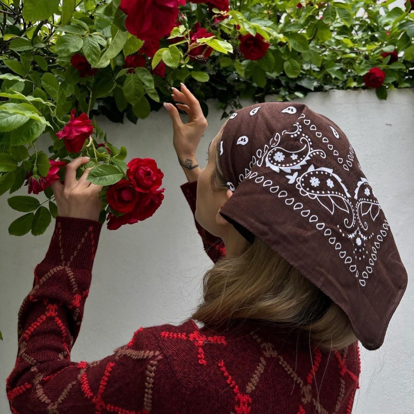 15. Brown Paisley Bandana mit geraden blonden Enden (Bandana -Frisuren)