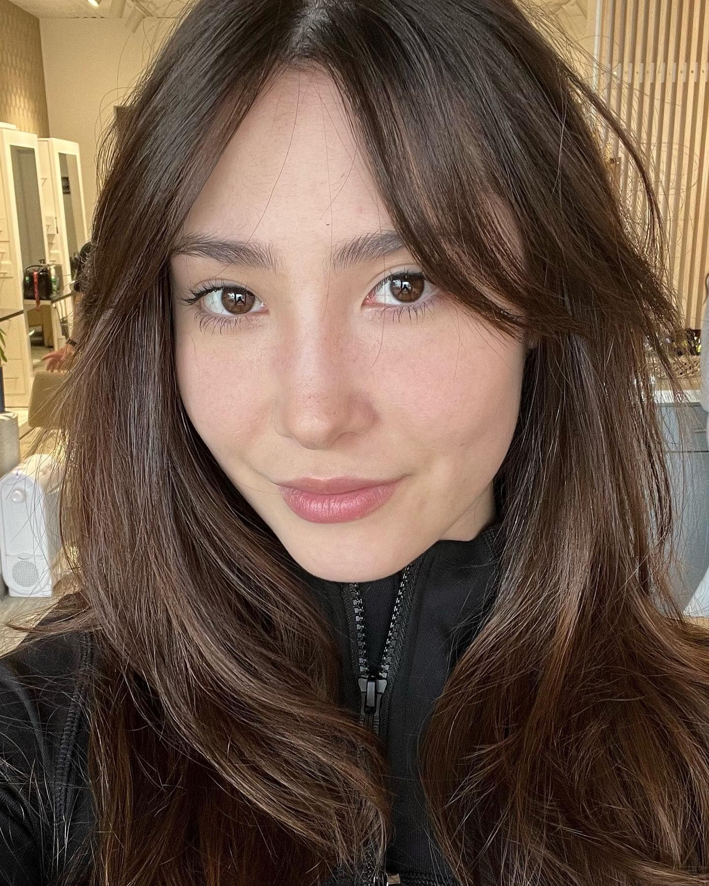 15. Kastanienwellen mit wispy Vorhang Pony (Frisuren mit Vorhangstätten)