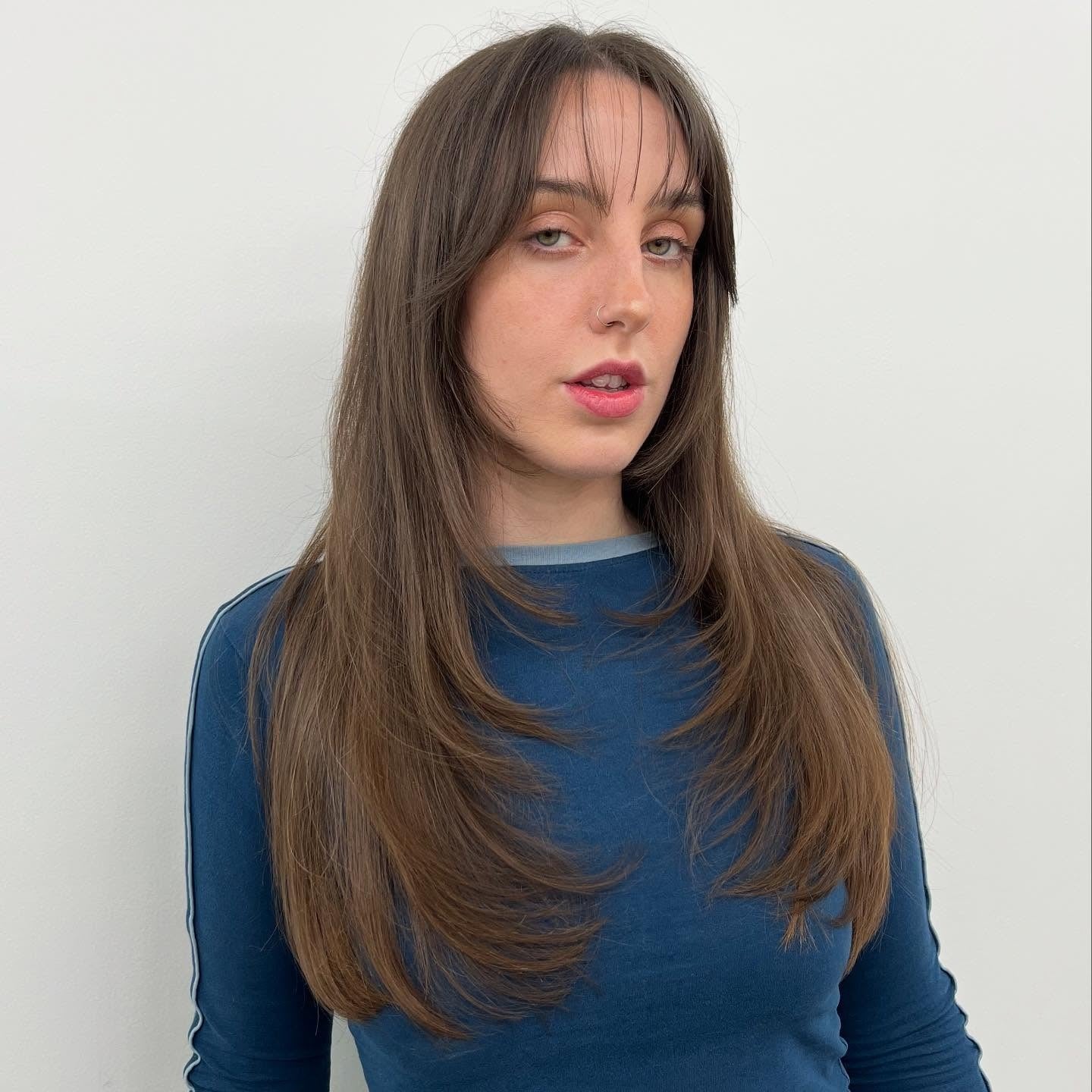 15. Klassisches Schokoladenbraun mit transparenten Fransen (langes Haar mit dünnen Fransen)