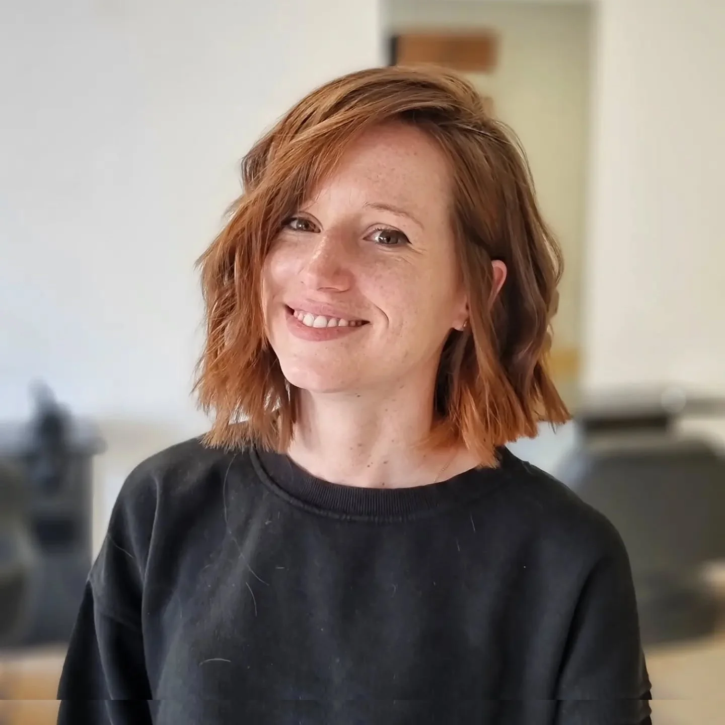 15. Kupferfarbener gewellter Bob mit Seitenscheitel (gewelltes Bob-Haar)