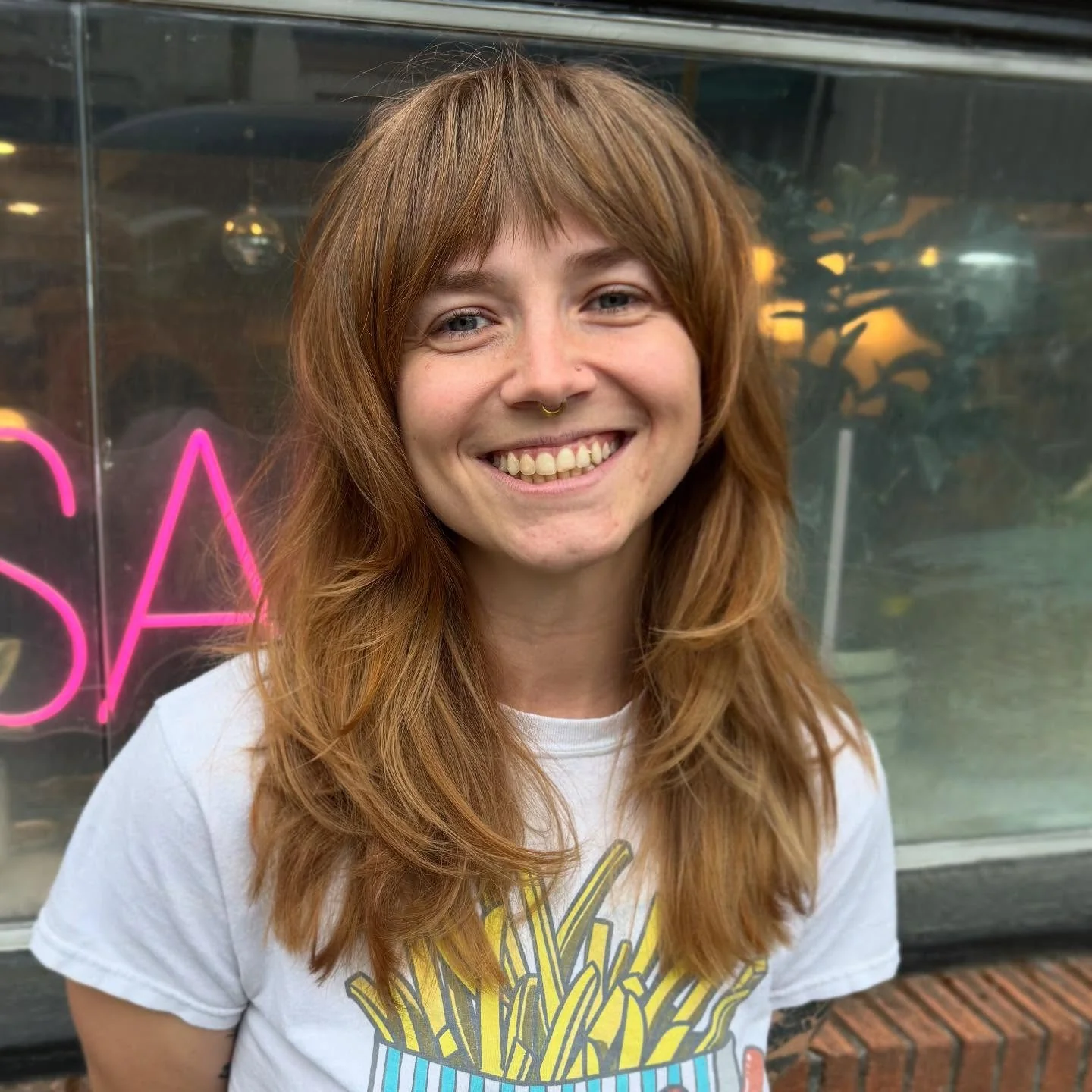 15. Kupferbrauner, geschichteter Shag mit Mikrofransen (Rasiermesserschnitt-Frisuren)