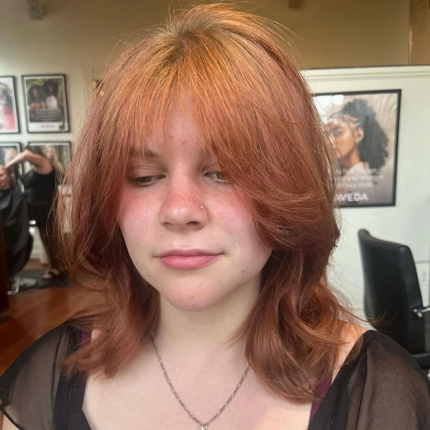 15. Kupferfarbene schulterlange Stufen mit Vorhang-Pony (schulterlanges Haar)