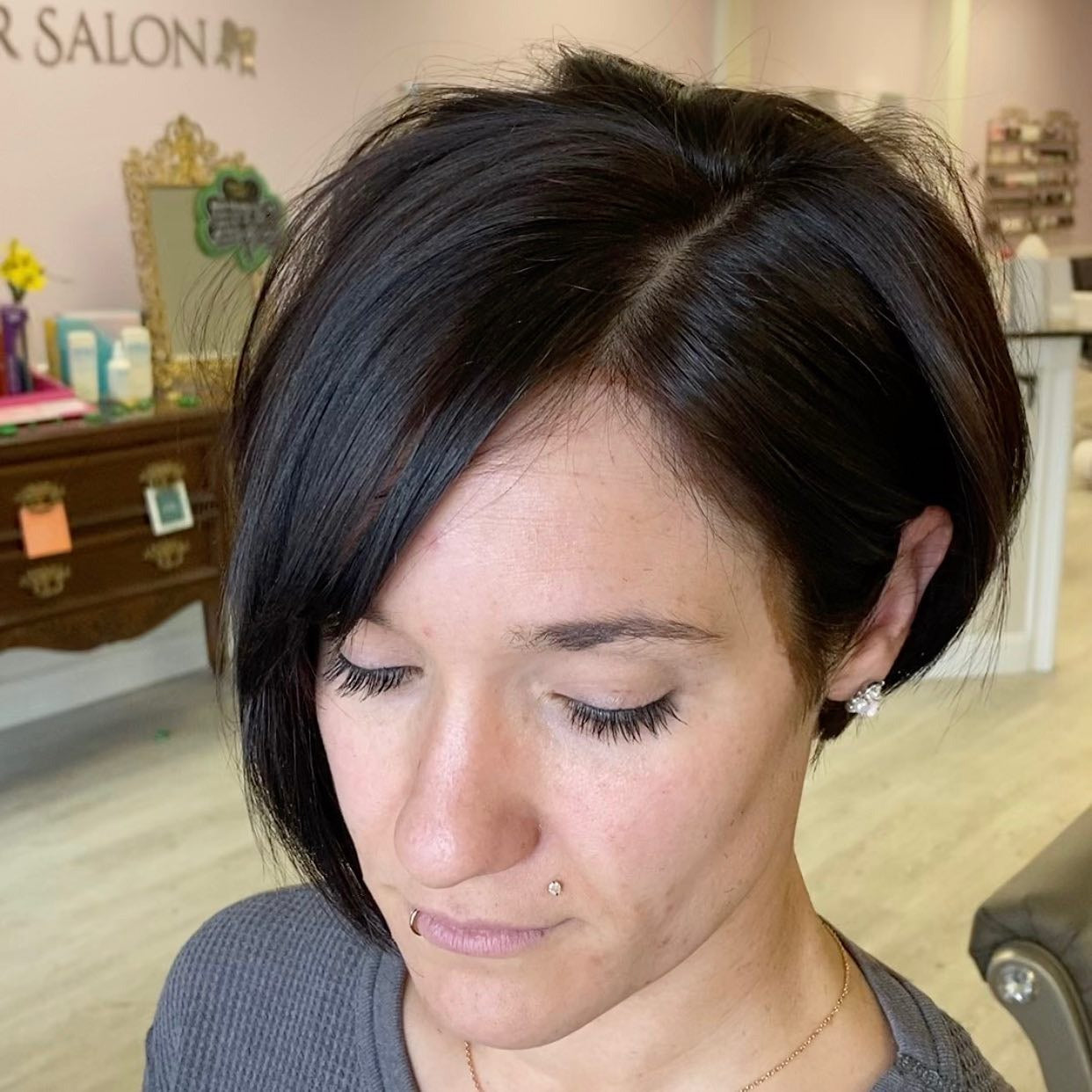 15. Kumpelte asymmetrische Bob von Düsenschwarz (asymmetrische Bob -Frisuren)