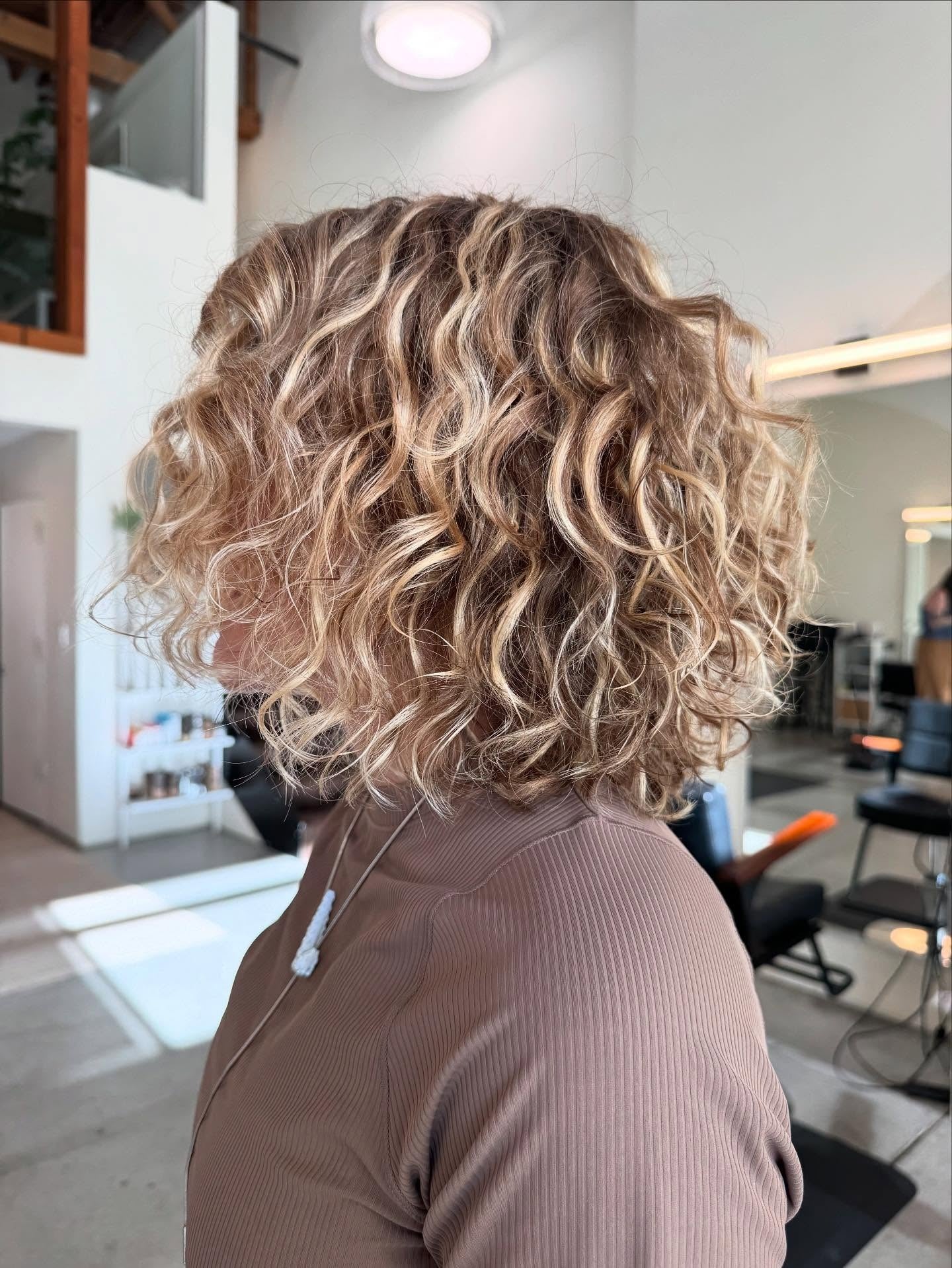 15. Curly Lob in Beige Blonde Balayage (lockige Frisuren)