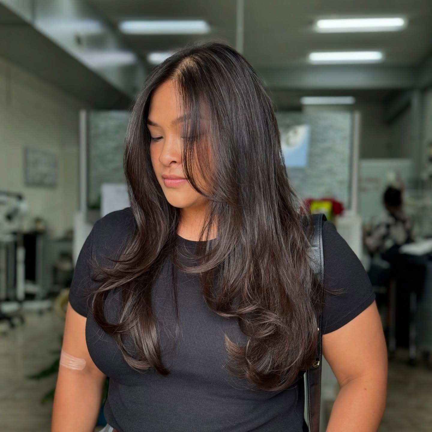 15. Dunkle Schokoladenschichten mit gefiedertem Gesichtsrahmen (Gesichtshaarschnitte)