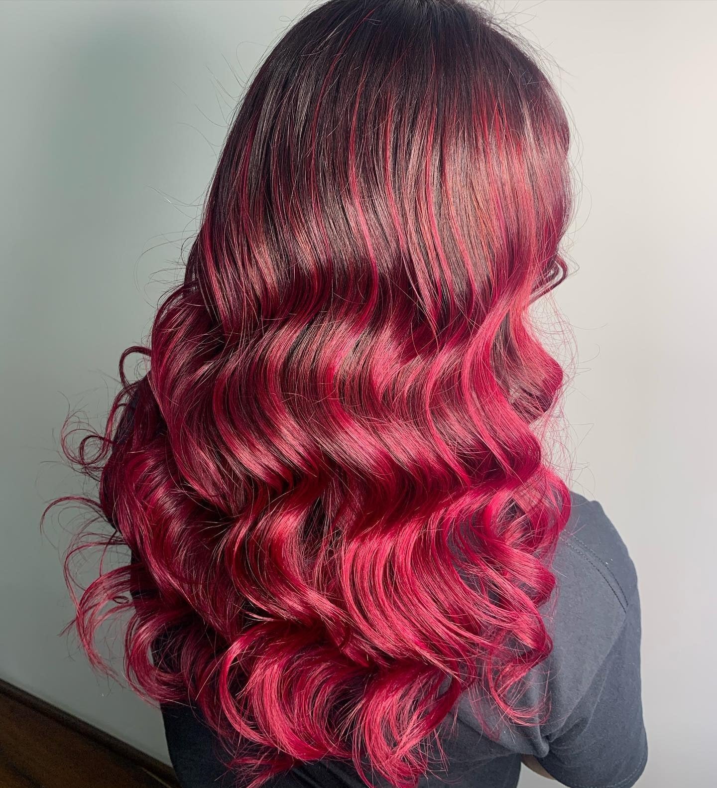 15. Deep Magenta glänzte Wellen mit dimensionalem Glanz (Magenta Haarfarbe)