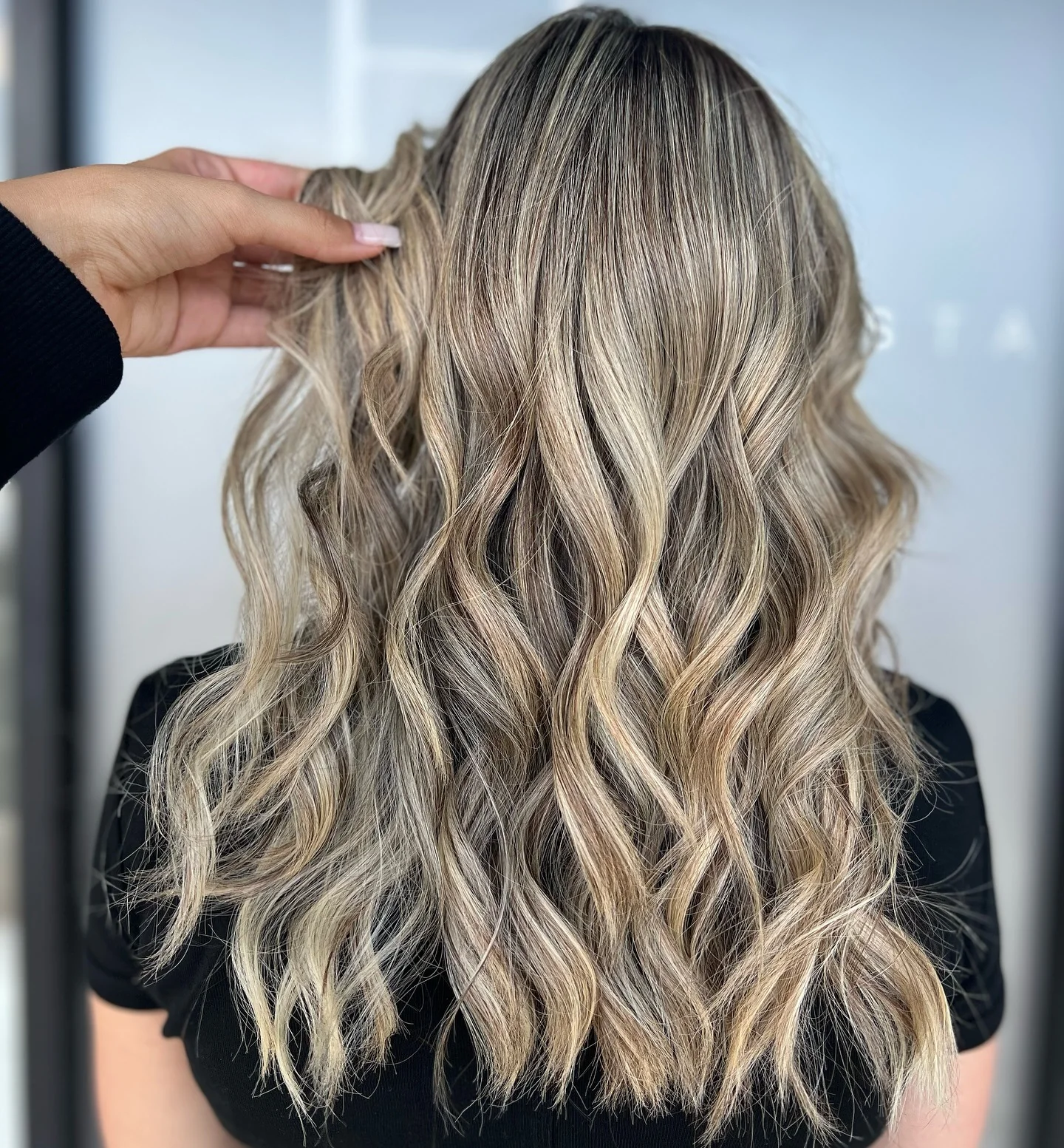 15. Dimensionales Aschblond mit locker definierten Wellen (hebt die Haarfarbe hervor)