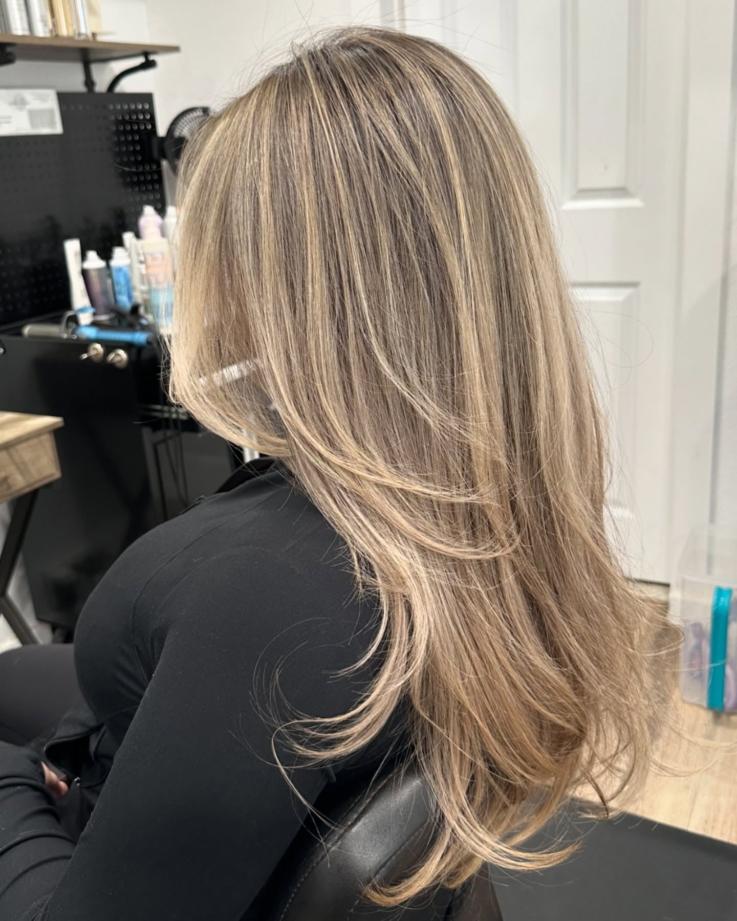 15. Dimensional Blowout mit Eschenhoney-Kontrast (Honigblonde Haare mit Highlights)