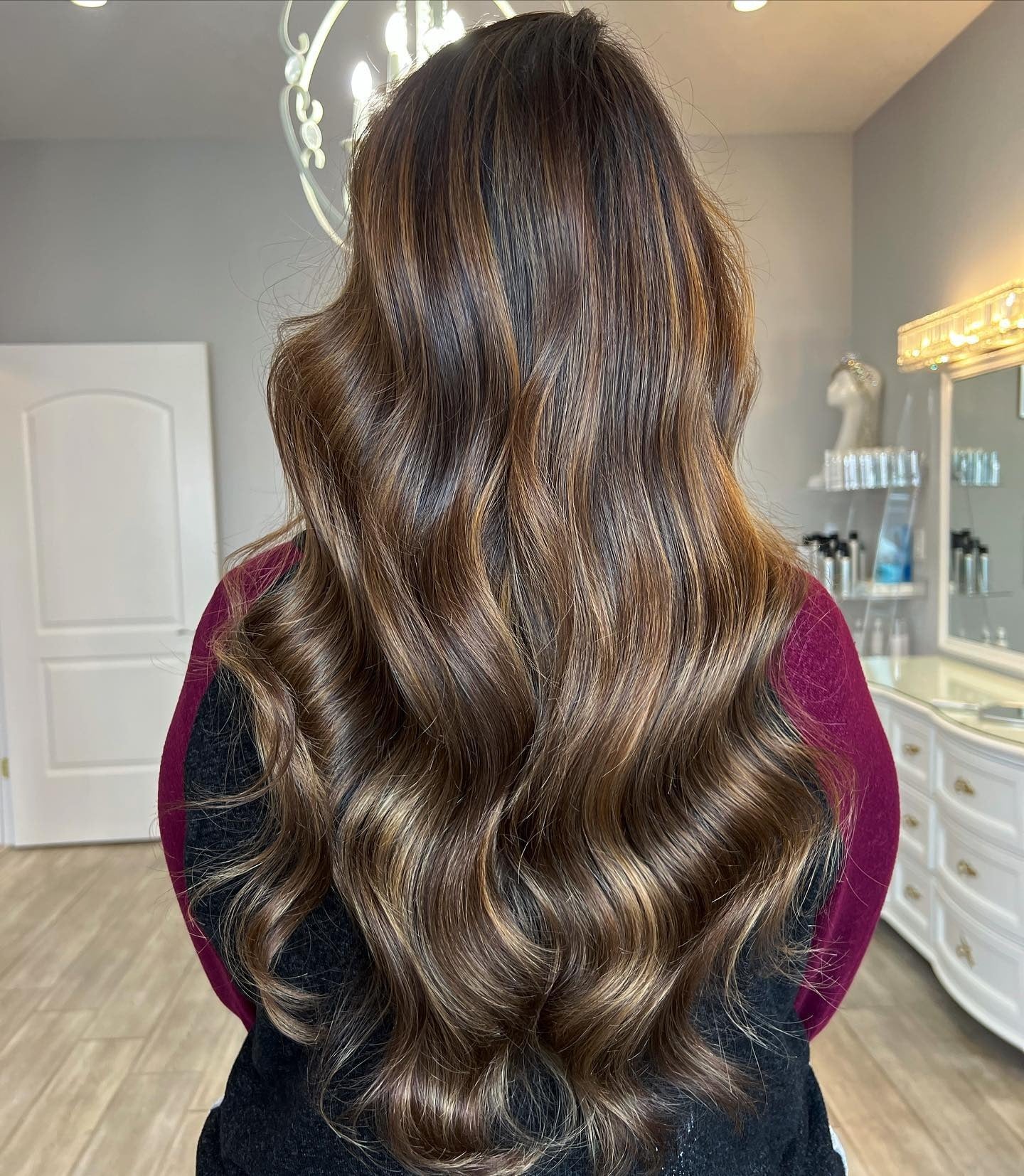 15. Dimensionale Karamell-Mokka-Wellen mit leuchtendem Finish (Karamell-Mokka-Haarfarbe)