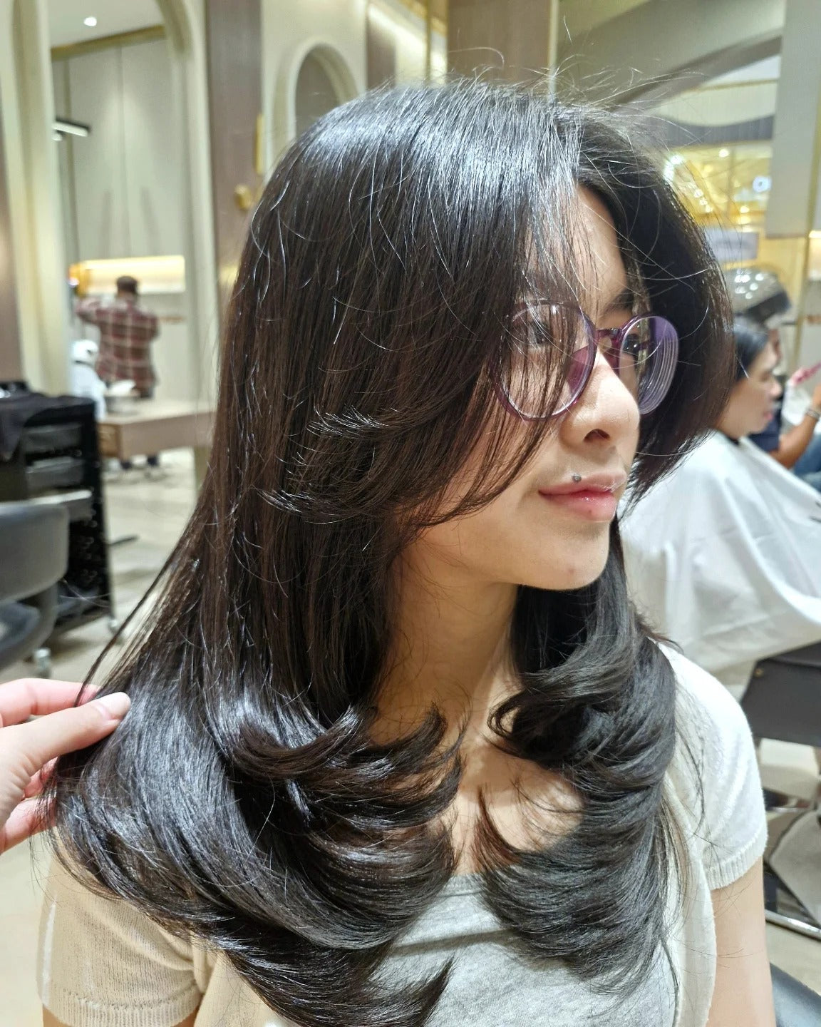 15. Gesichtsfeind schwarze Schichten mit gefiederten Enden (mittelgroße Schichthaarschnitte)