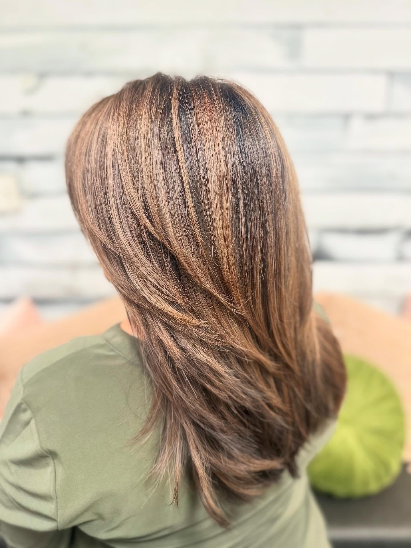 15. Federned Cut mit Kupferkaramell -Balayage (Karamellbalayage mit Highlights)