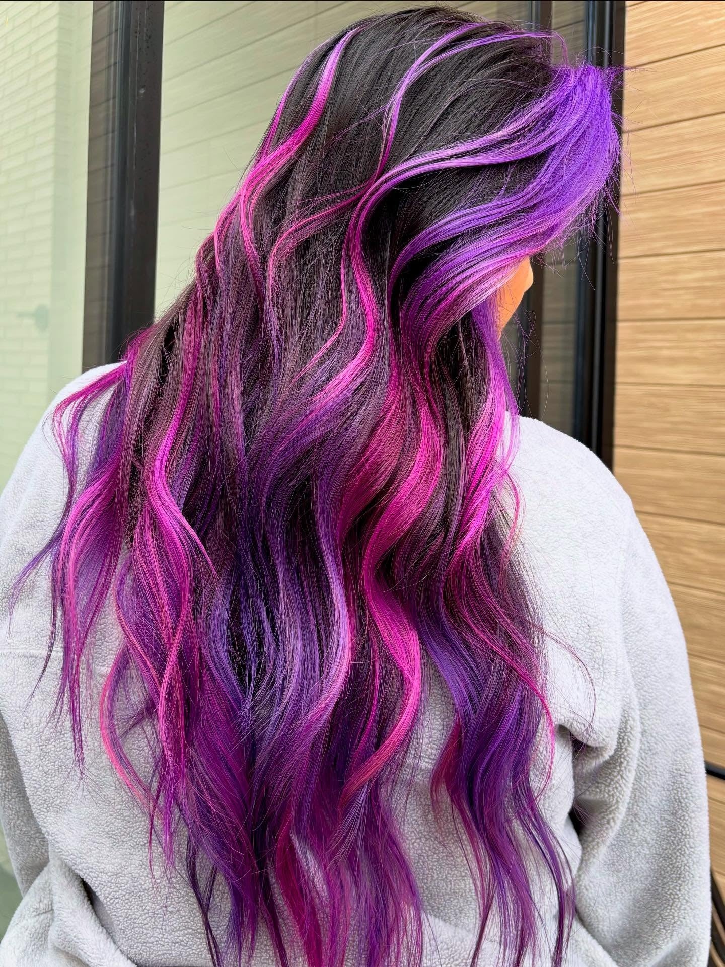 15. Farbverlauf in Fuchsia und Violett auf schwarzen Längen (schwarzes Haar mit Highlights)
