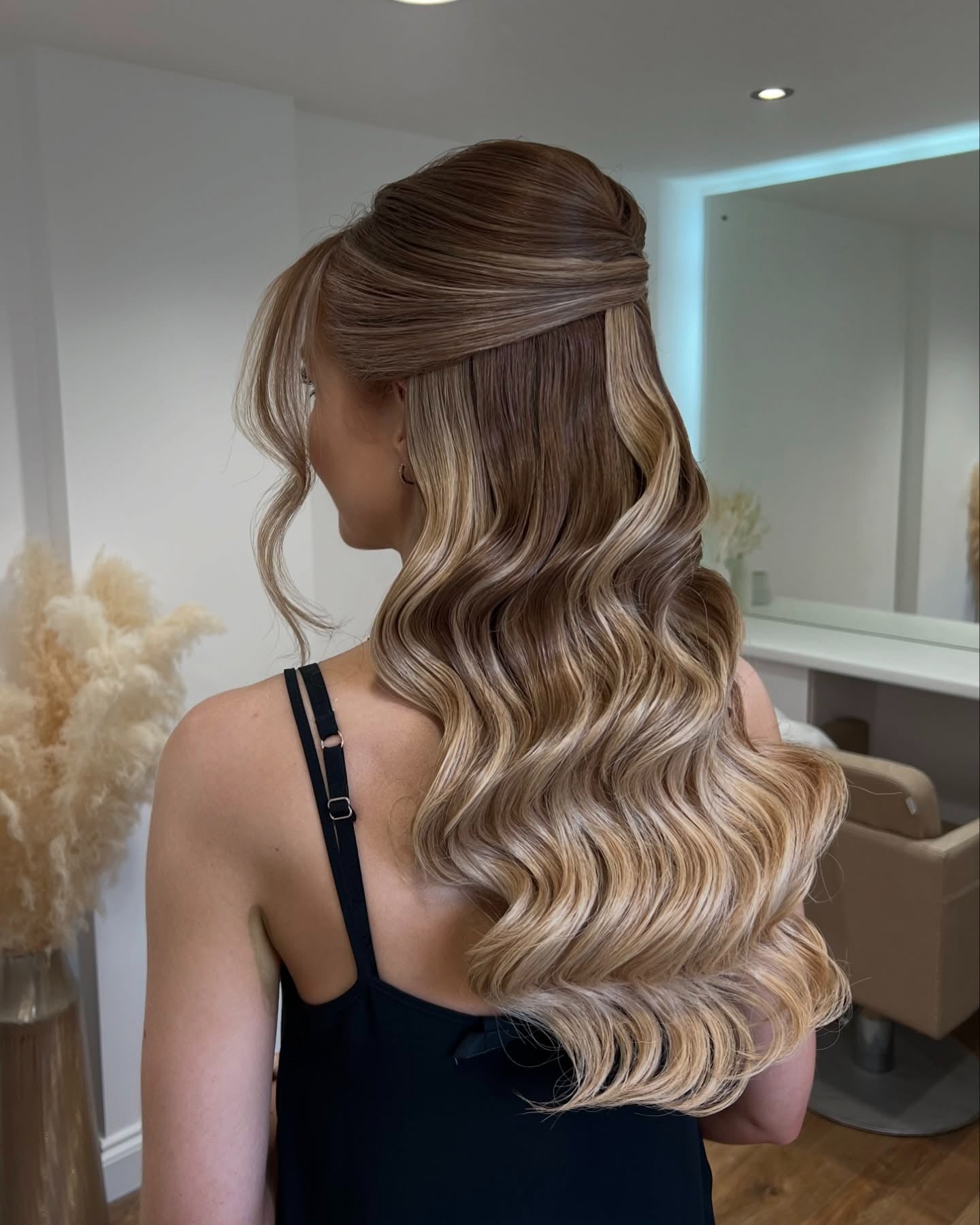 15. Hochglänzende Halbwellen mit blonden Balayage (halb nach oben nach oben Frisuren)