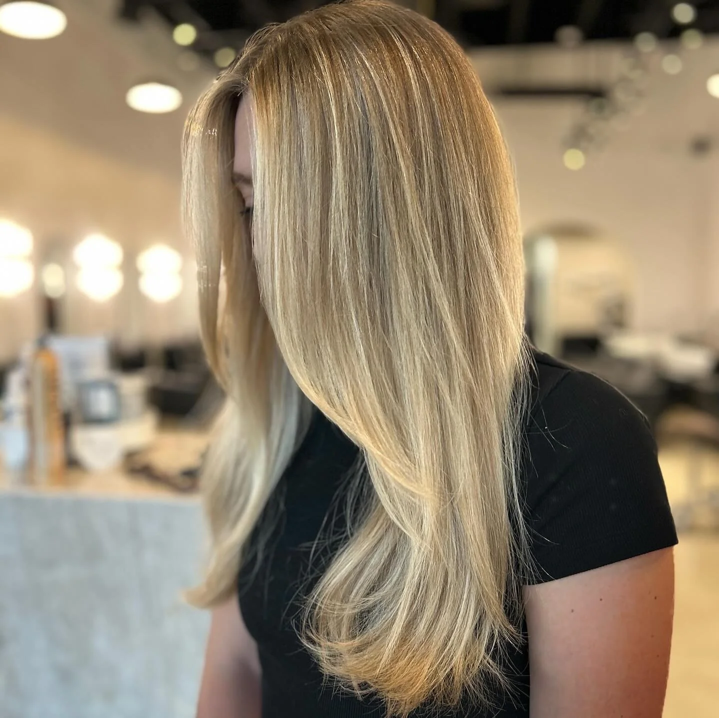 15. Goldbeige Schichten mit glattem Volumen (lange Stufenfrisuren)