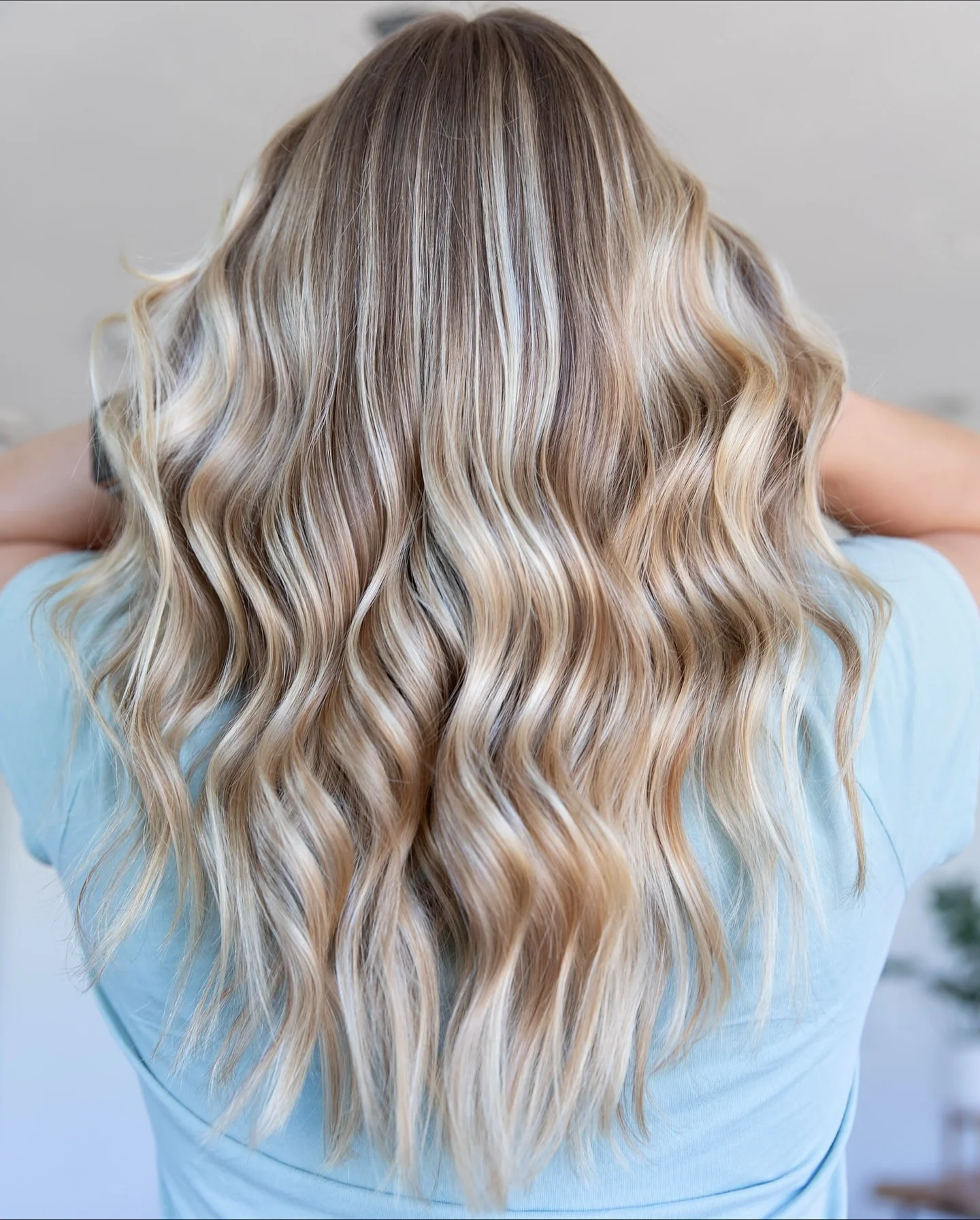 15. Kontrastreiches blondes Balayage mit hellen Gesichtsrahmenwellen (Balayage-Haarfarben)