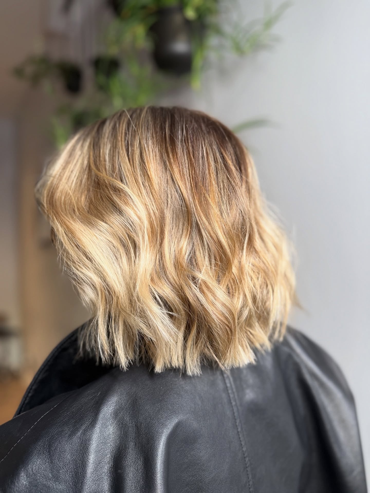 15. Honigblonder strukturierter Bob mit Rooted Balayage (Honigblonde Haarfarbe)