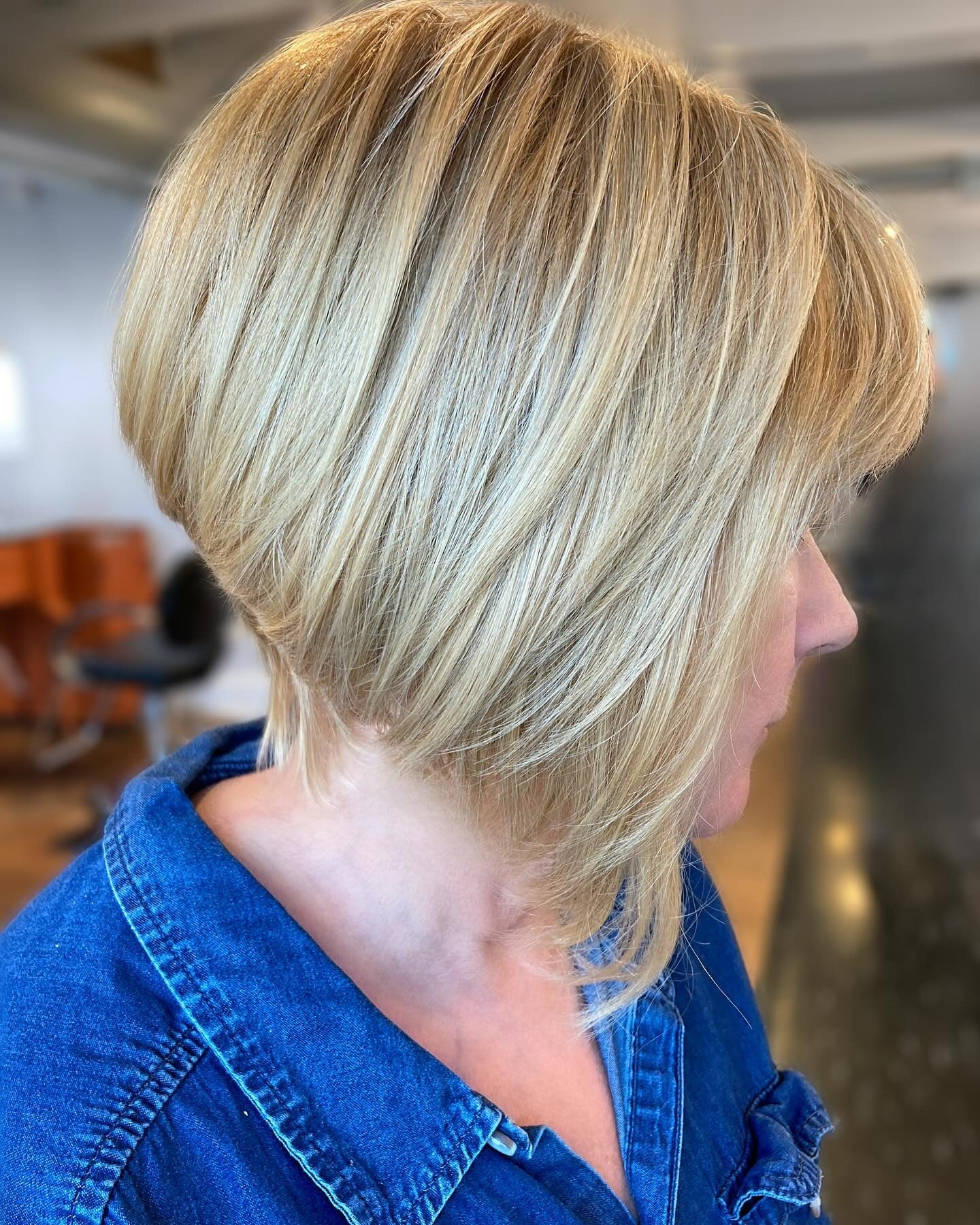 15. Layered Stapeled Bob mit goldenem blonden Glanz (gestapelte Haarschnitte)