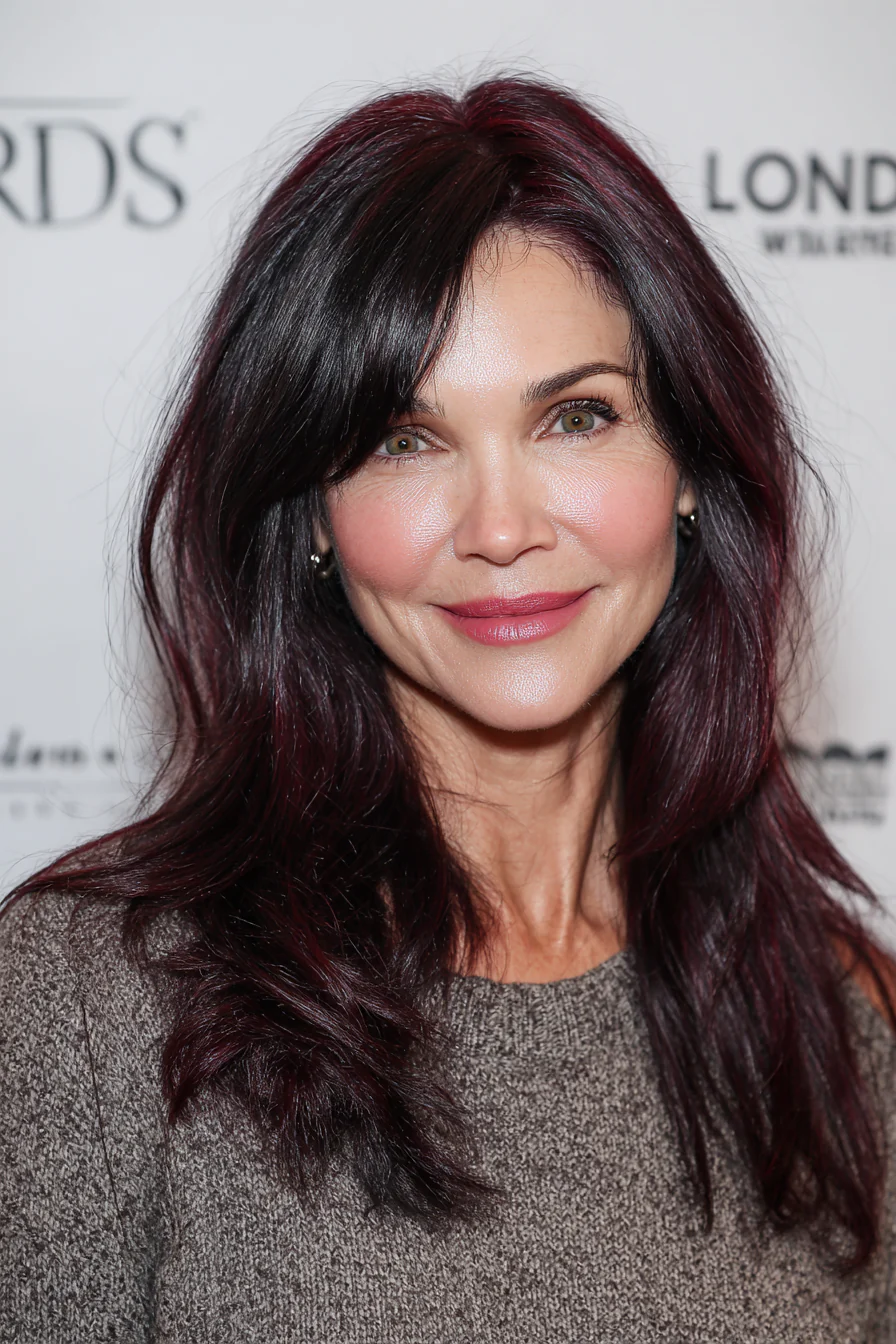 15. Langer, moderner, von Hime inspirierter Gesichtsrahmen + Glossy Black Cherry (Lange Frisuren für Frauen über 50 mit feinem Haar) – Lange Frisuren für Frauen über 50 mit feinem Haar