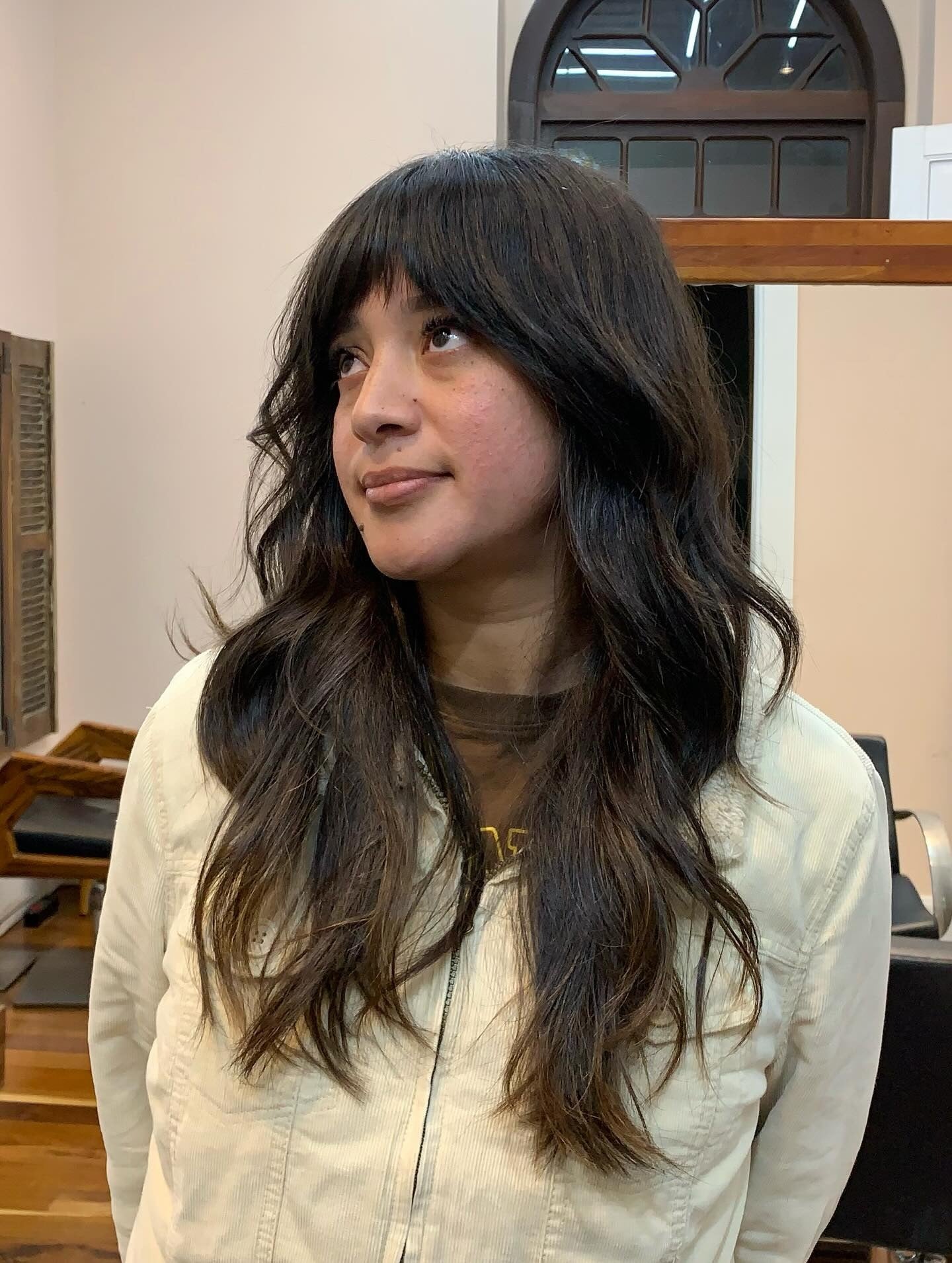 15. Langstrukturierter Shag mit Stirn-Skimming-Pony (Shaggy Haircut)