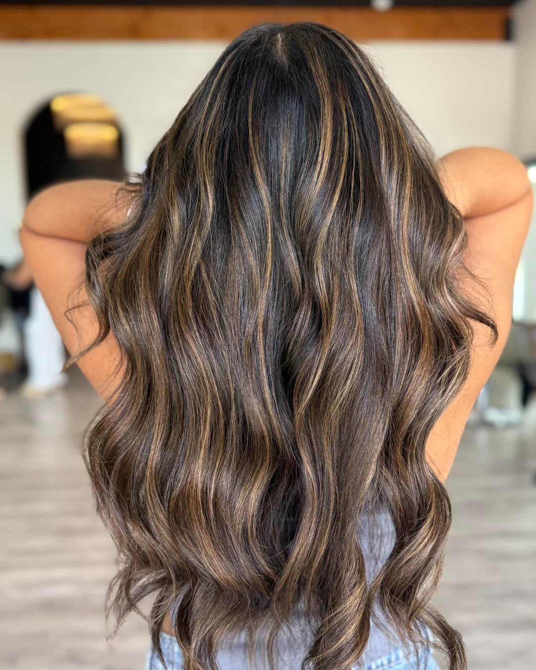 15. Mokka braun mit warmem blonden Balayage (Haarfarbe mit Highlights)