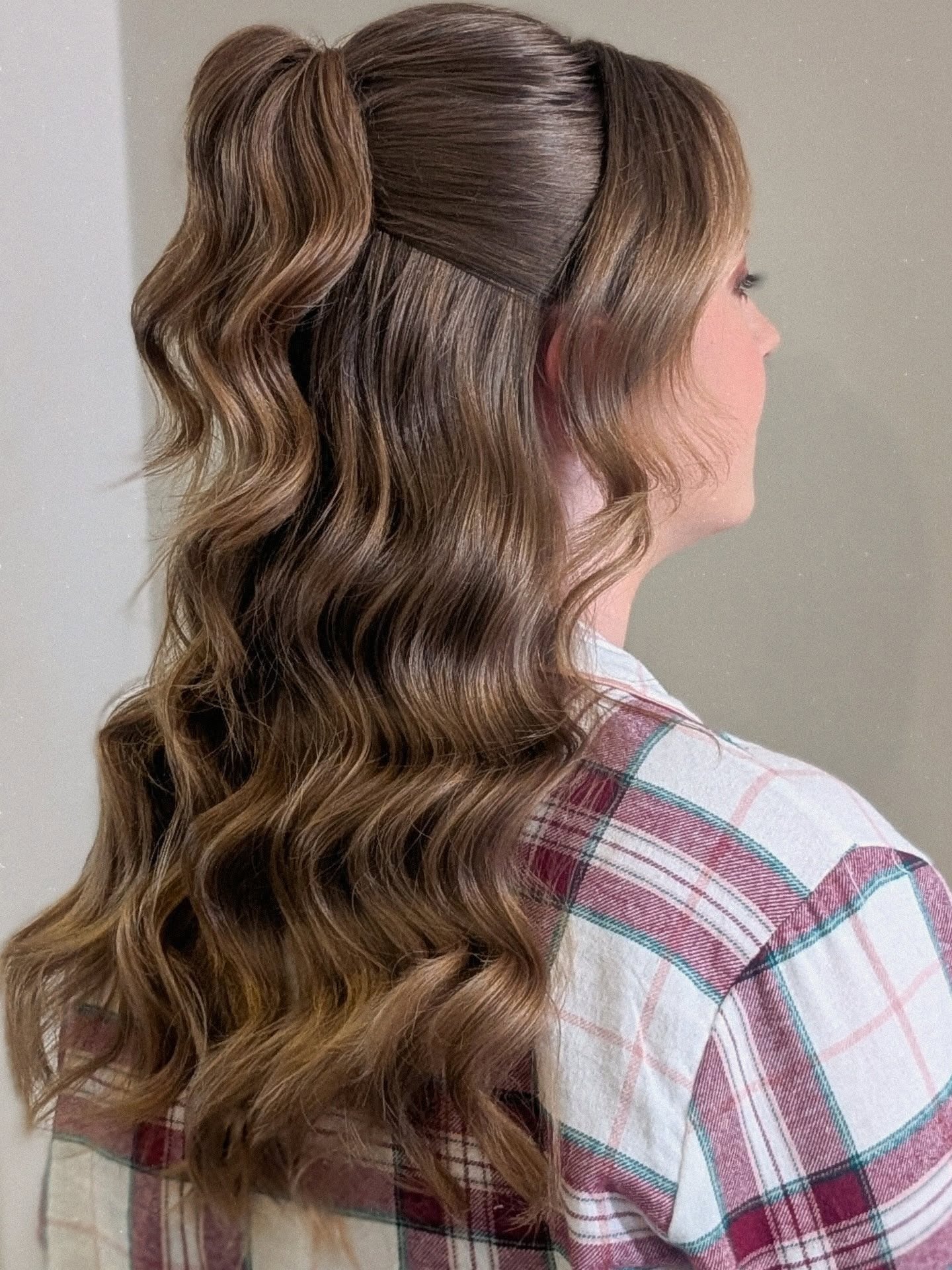 15. Mokka-Halb-up-Glamwellen mit Retro-Volumen (Glamwellen Frisuren)