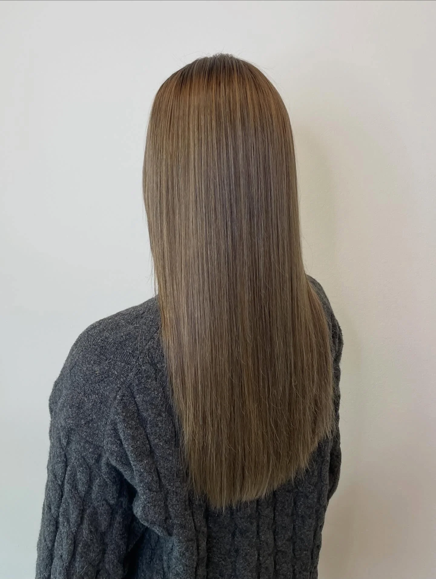 15. Glattes glattes Haar in gedämpftem Taupe (glatte Frisuren)