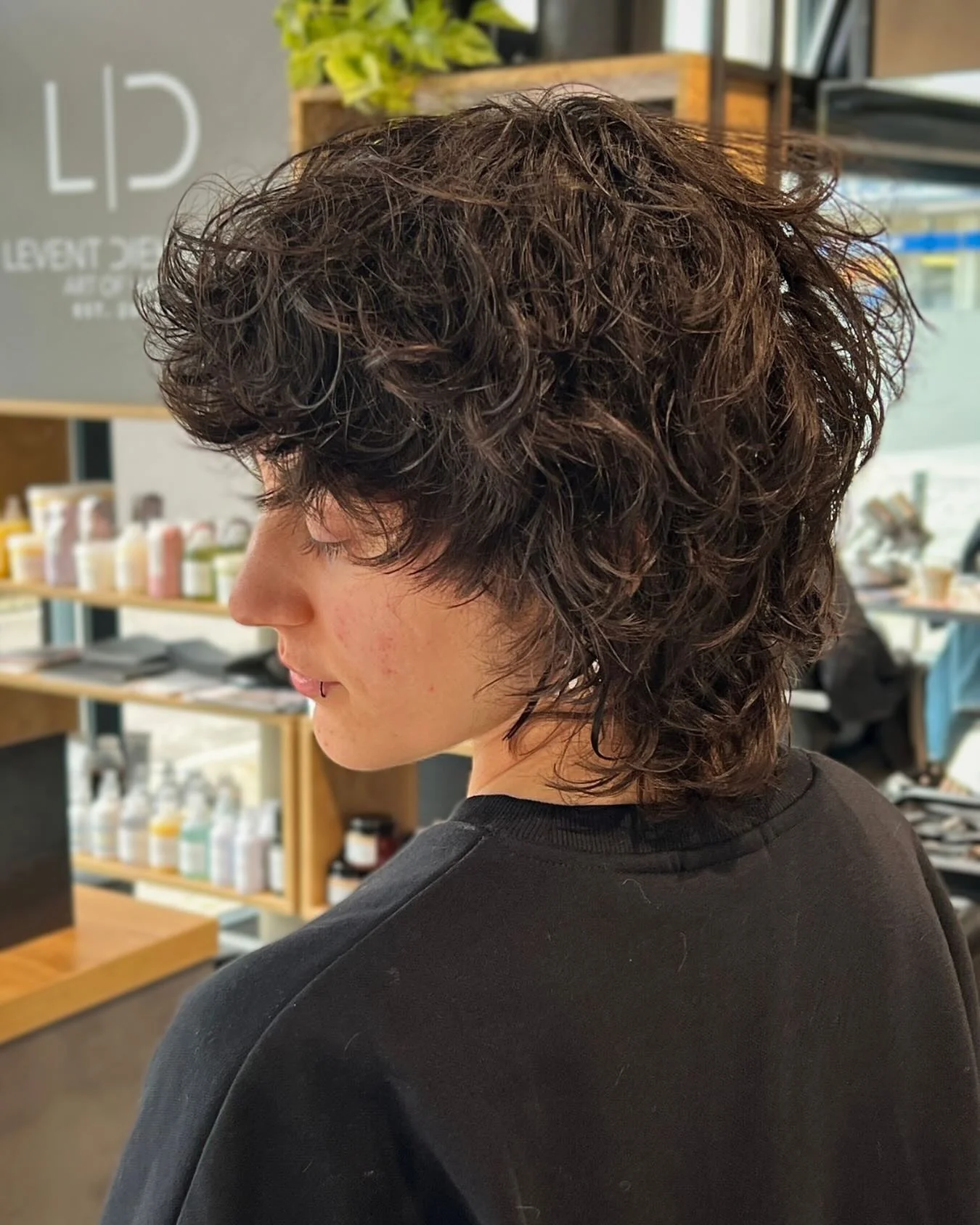 15. Natürlicher dunkler lockiger Wolfszottel (kurzer Wolfshaarschnitt)