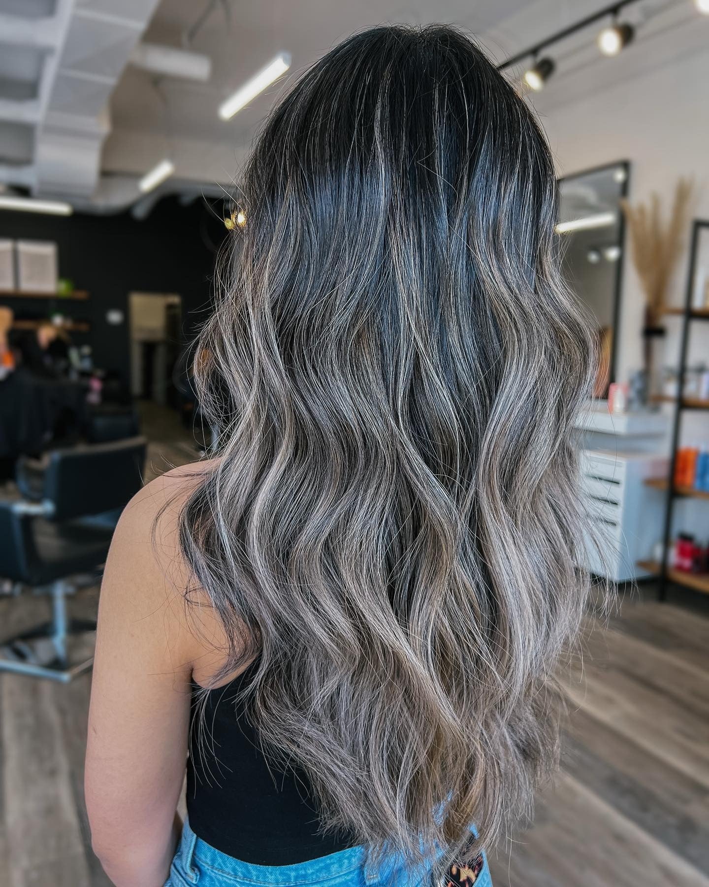 15. Neutrale Asche verblassen bei langen Wellen (Ascheblonde Balayage)