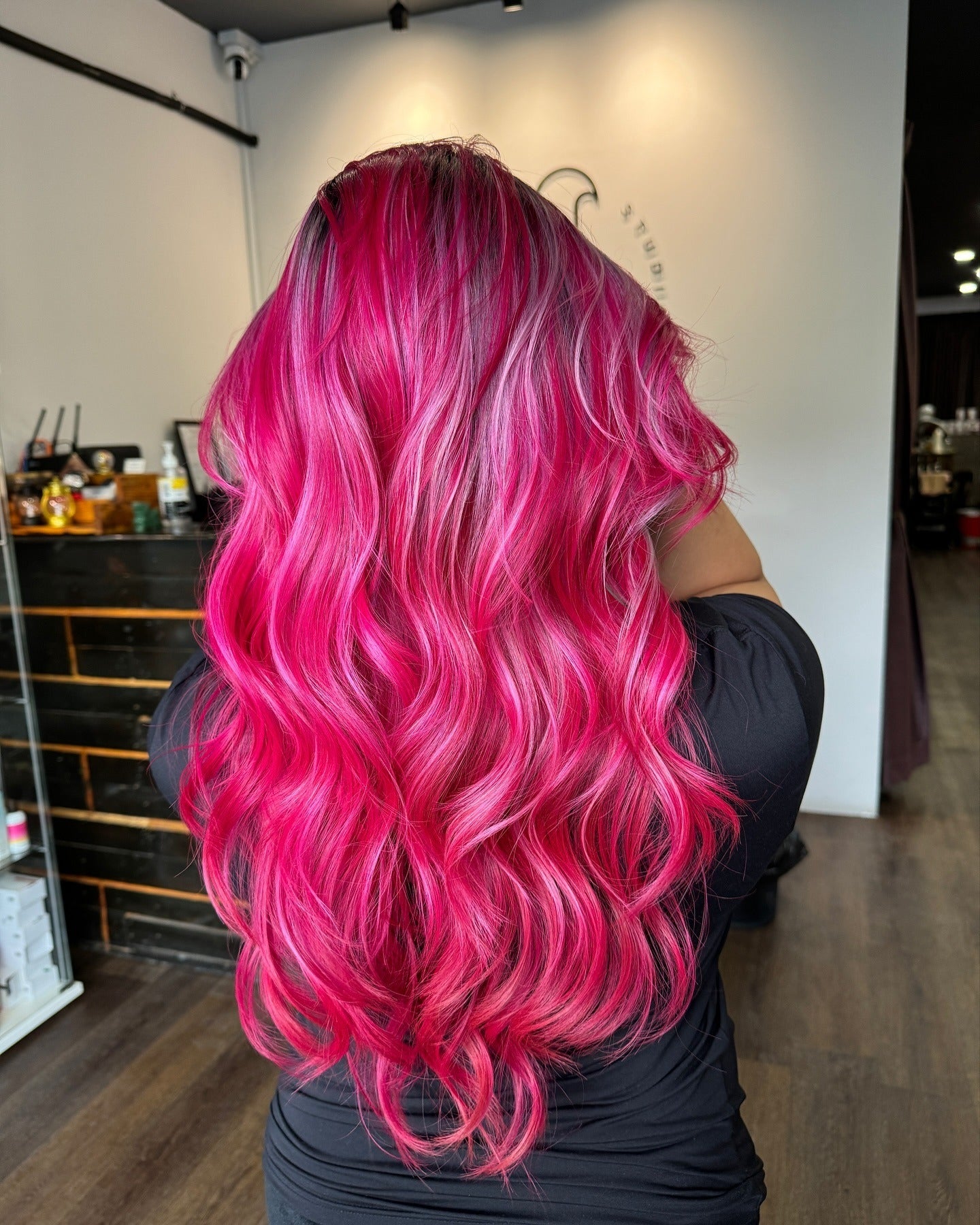 15. Rosa Balayage mit voluminösen Locken (pinkfarbene Haarfarbe)