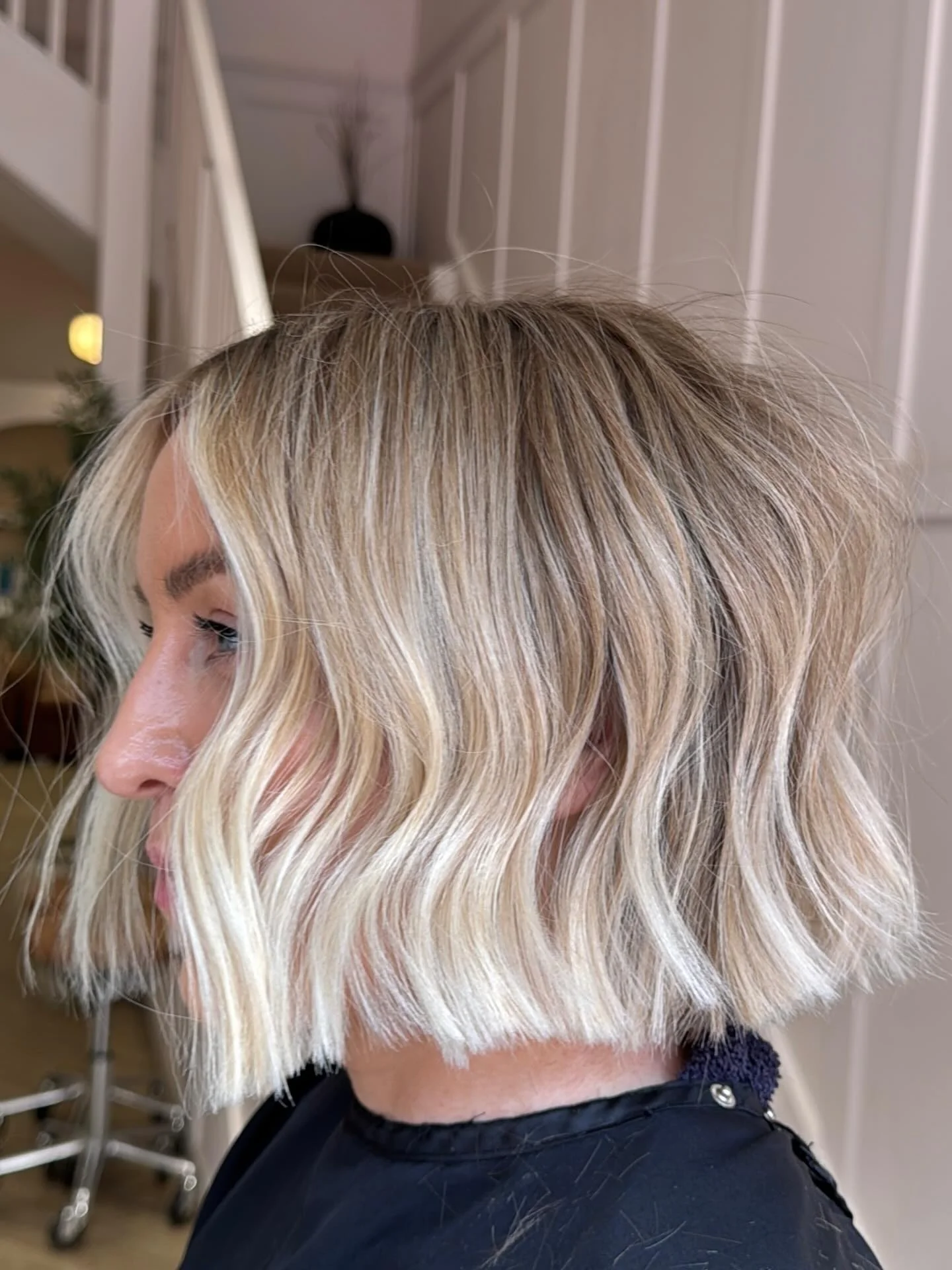 15. Platinum Wavy Bob mit stumpfen Enden (Messy Bob Haircut)