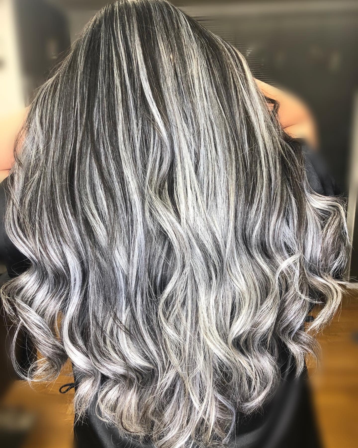 15. verwurzelte Holzkohle -Platin -Balayage (Platin -Haarfarbe)