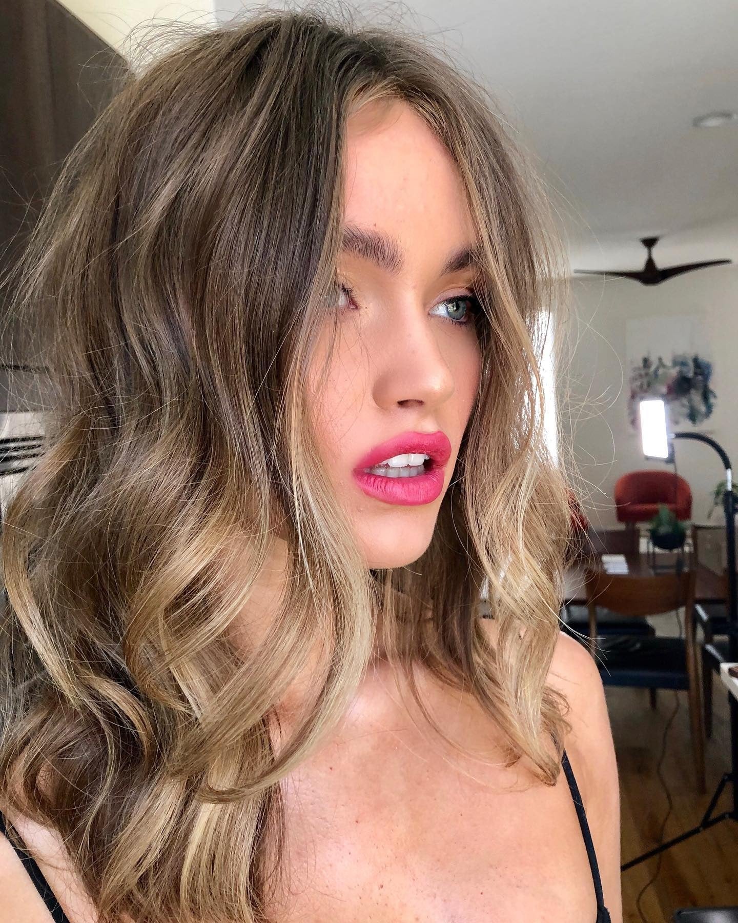 15. Sandige beige Wellen mit weicher Gesichtsumrahmung (zerzauste Frisuren)