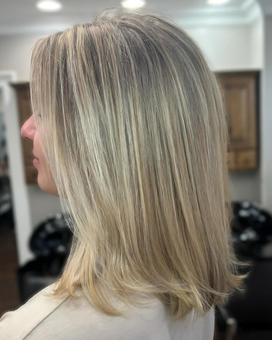 15. Sandy Blonde Blowout mit Gesichtsende Enden (schulterlange Haare)