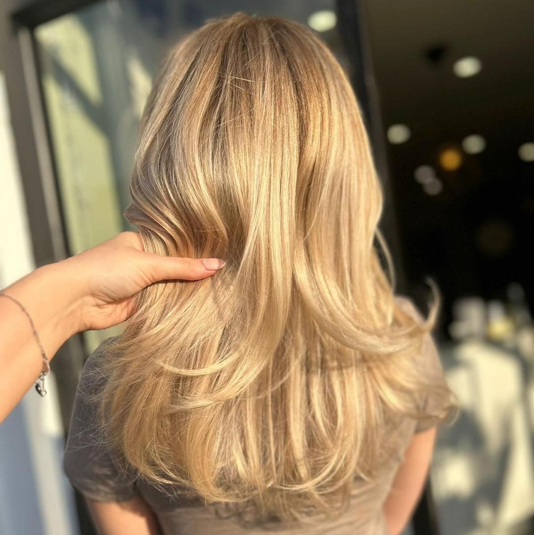 15. Glattes, geschichtter Blowout in weicher goldener Creme Blonde (goldene blonde Haarfarbe)