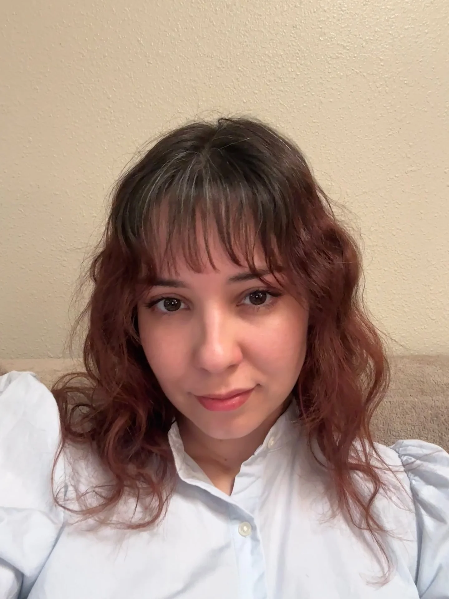 15. Sanfte kastanienbraune Wellen mit strukturierten, feinen Fransen (dünne Pony für welliges Haar)