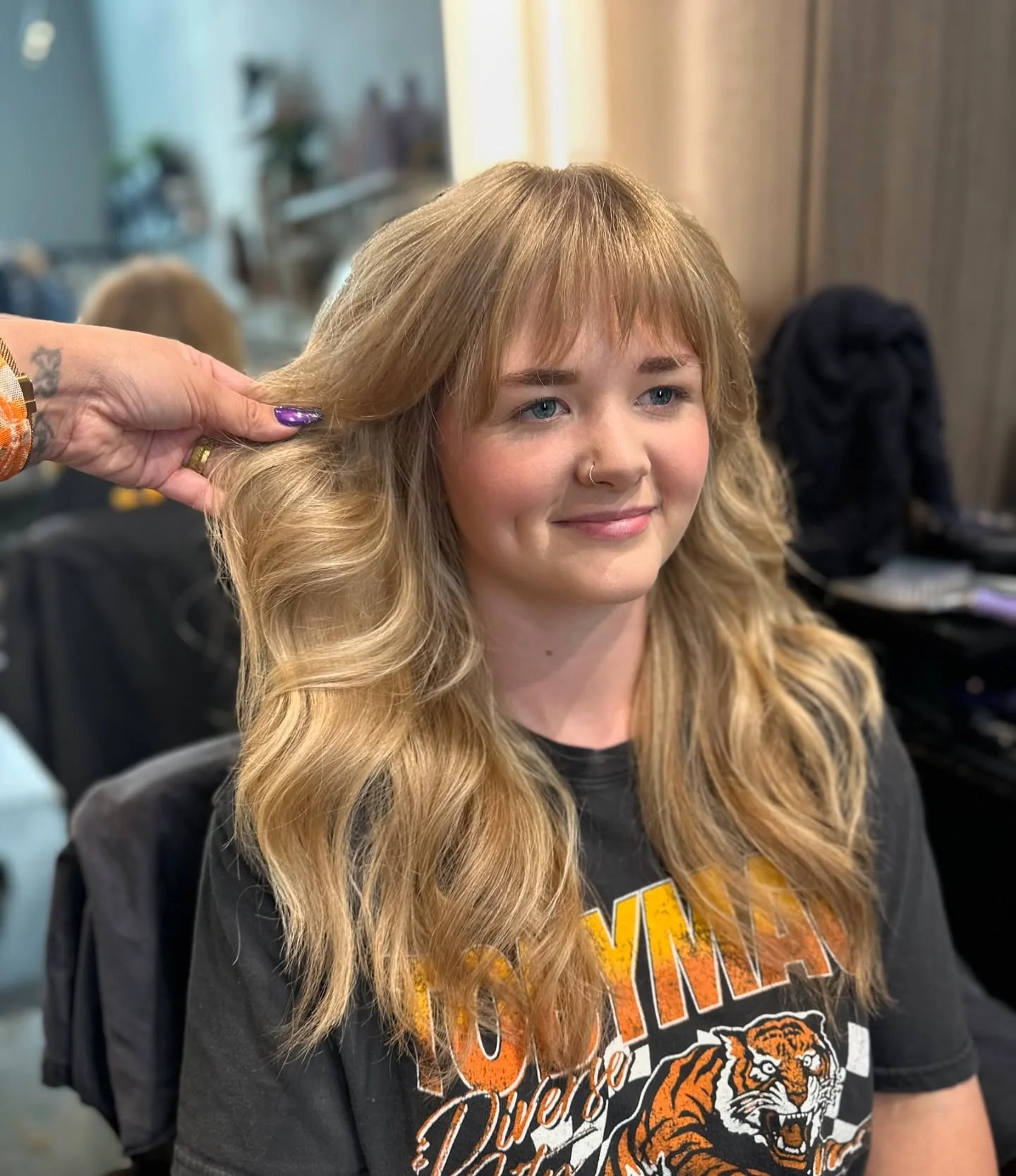 15. Weicher, butterblonder Shag mit geformtem Pony (langes, struppiges Haar)