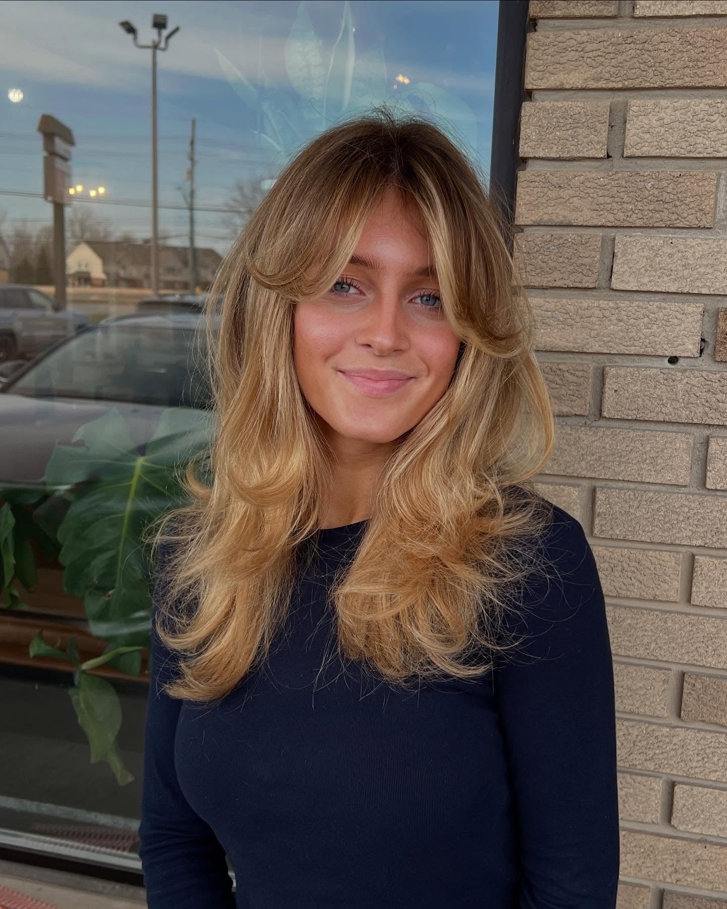 15. Weiche Curtain Bangs mit natürlichem Honigblond (Curtain Bangs-Frisuren)