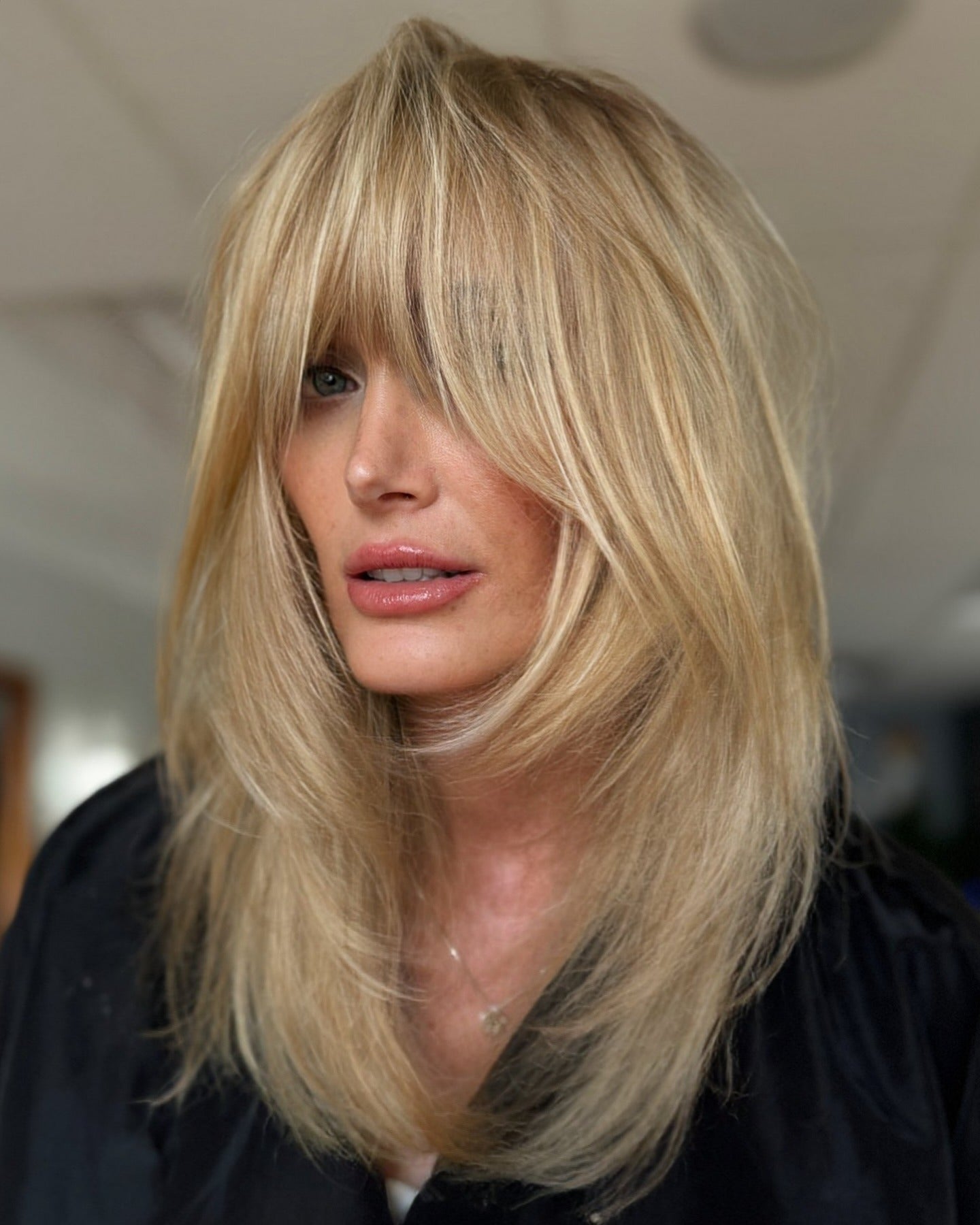 15. Weiche, geschichtete Blondine mit Schattenknochen (wellige Haare mit Pony)