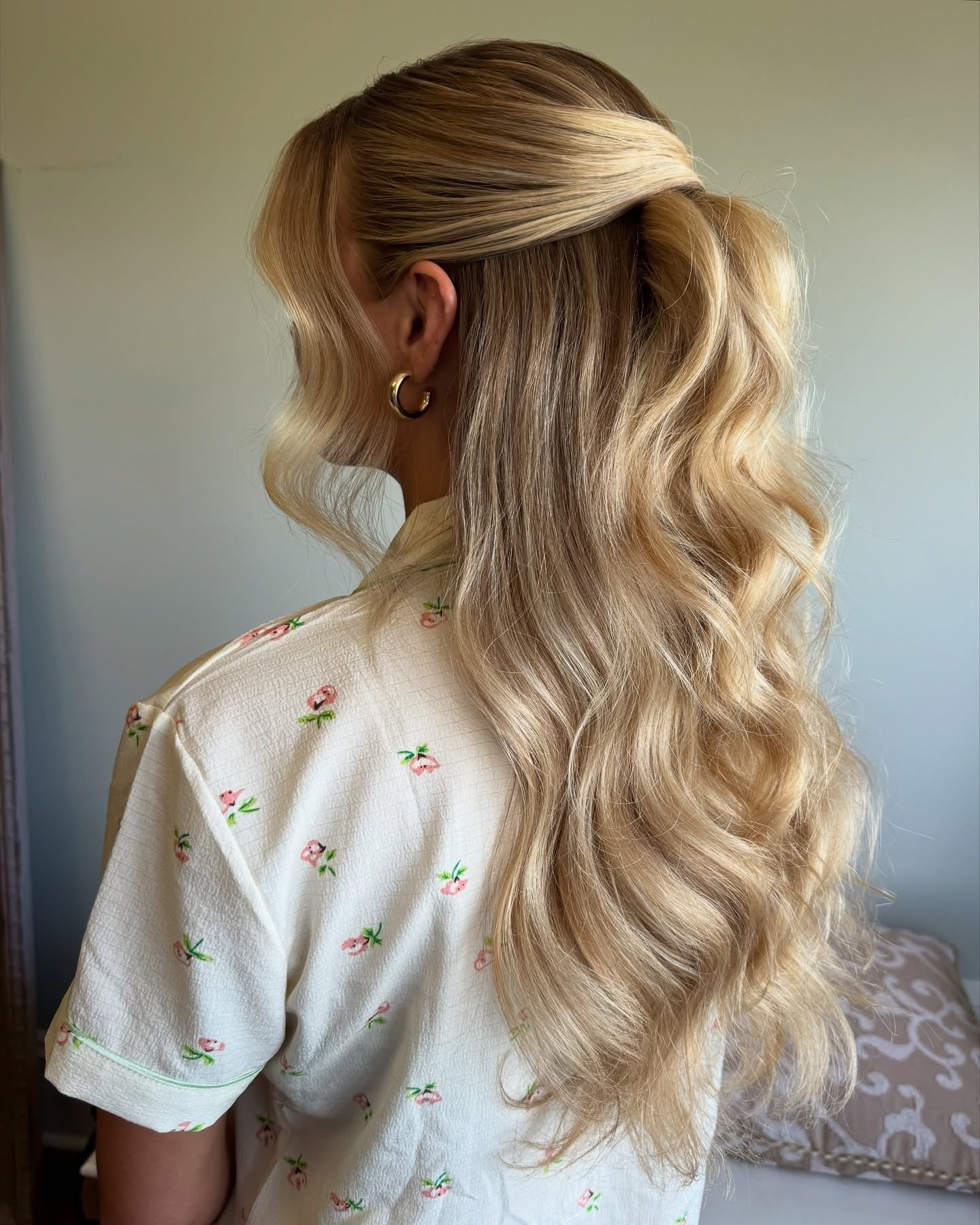 15. Strukturierte Halbwellen in hellem Blond (Braut Frisuren)