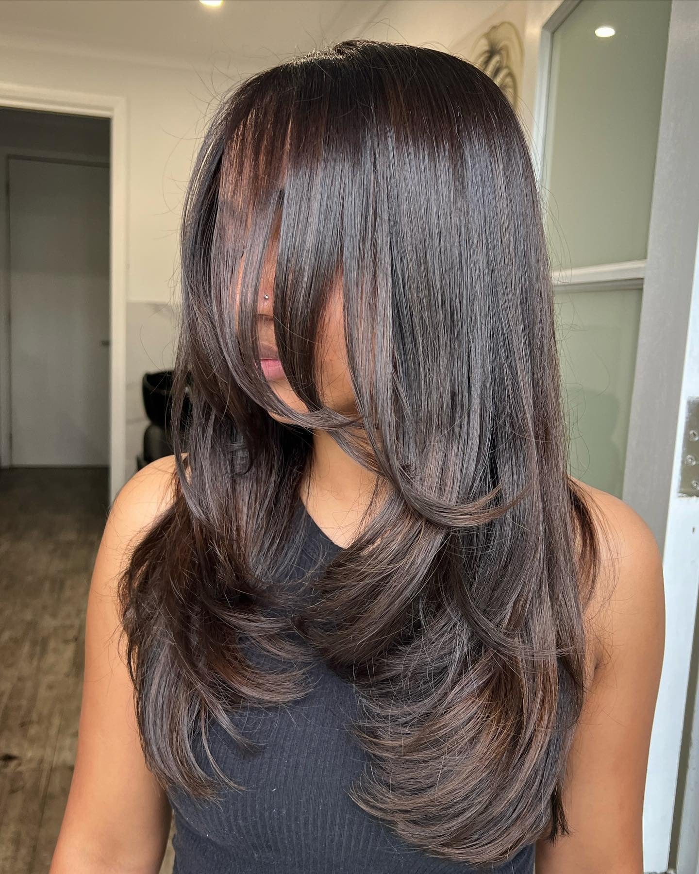 15. Strukturierte Schichten auf dunklem Mokka -Haar (geschichtete Frisuren)