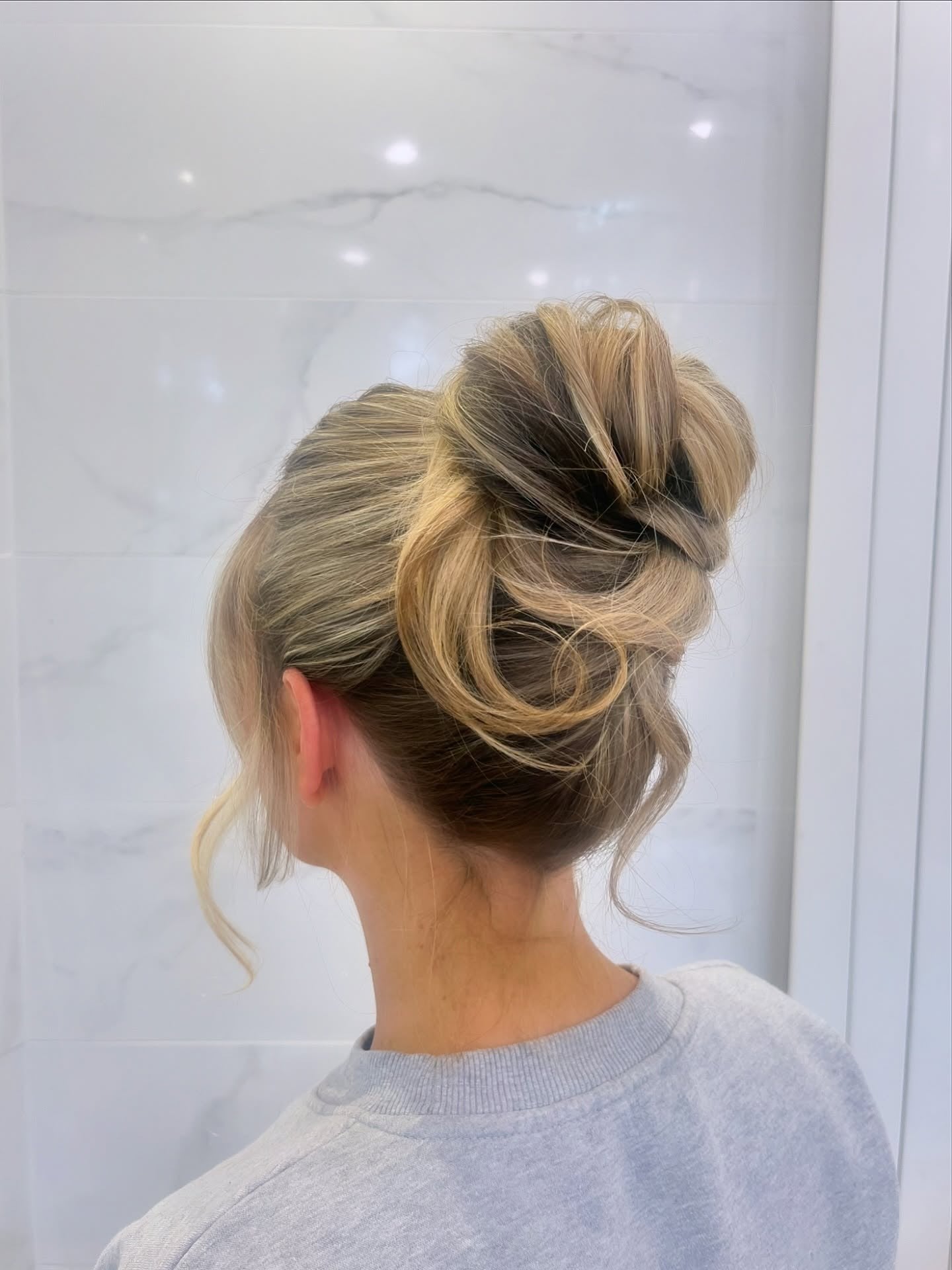 15. Twisted Bun mit losen Wellen - Blonde Balayage (süße Frisuren)