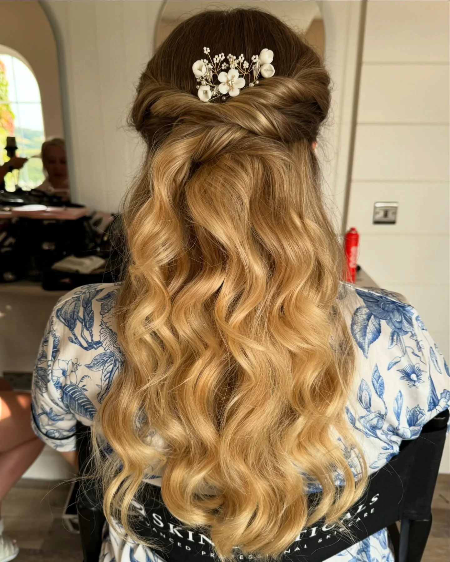 15. Twisted Half-Up Style mit vanilleblonden Wellen (Boho-Frisuren)