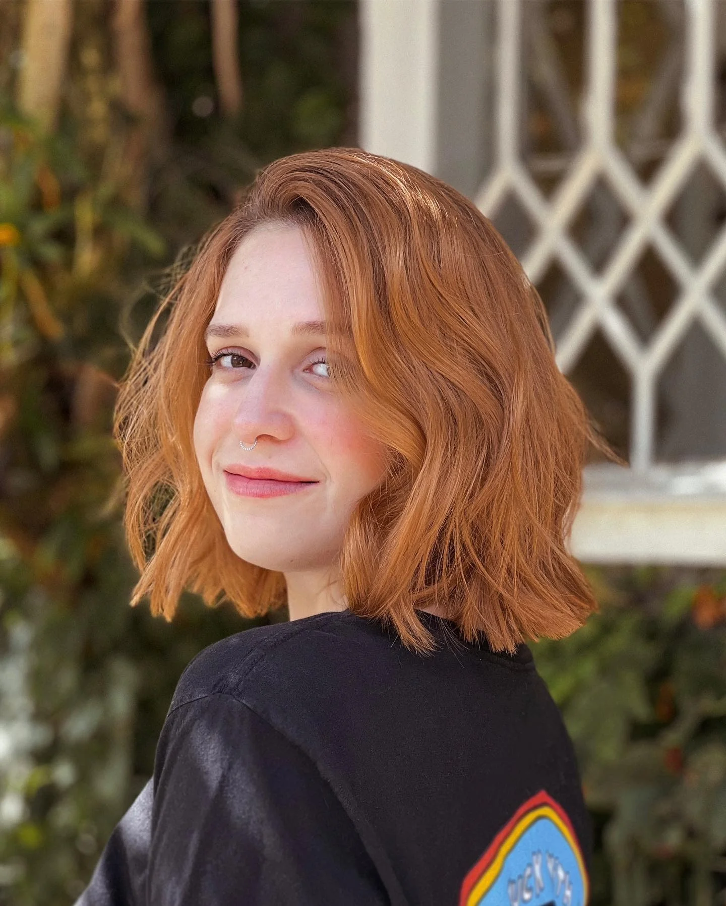 15. Warmer kupferfarbener gewellter Bob (unordentlicher Haarschnitt für Frauen)