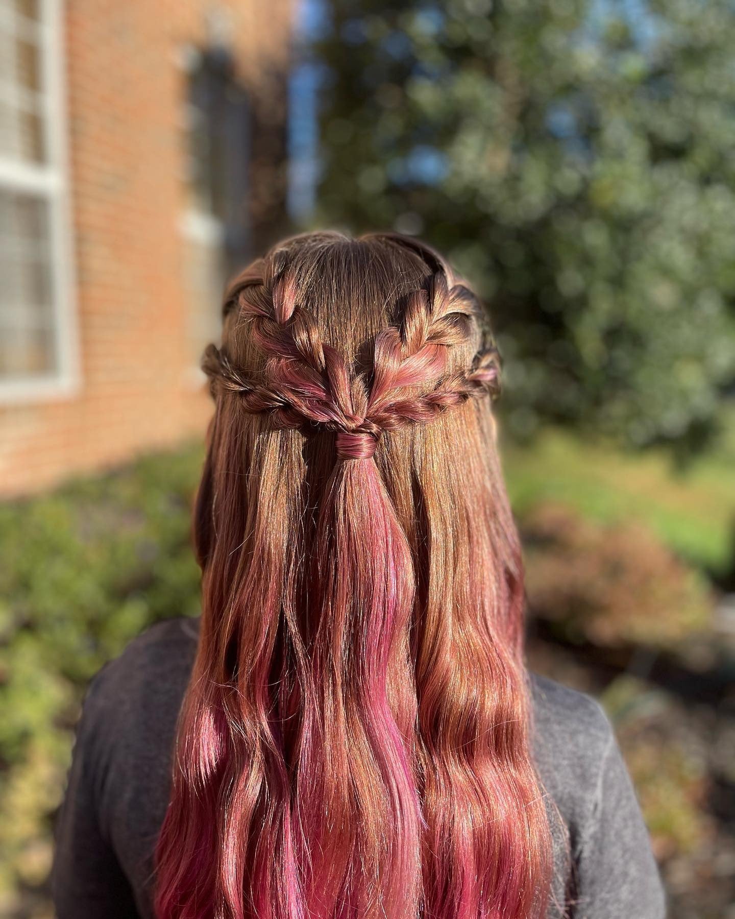 15. Wasserfall halb-up-Geflecht auf rotbraunem Haar mit rosa Highlights (Frisuren für die Schule)