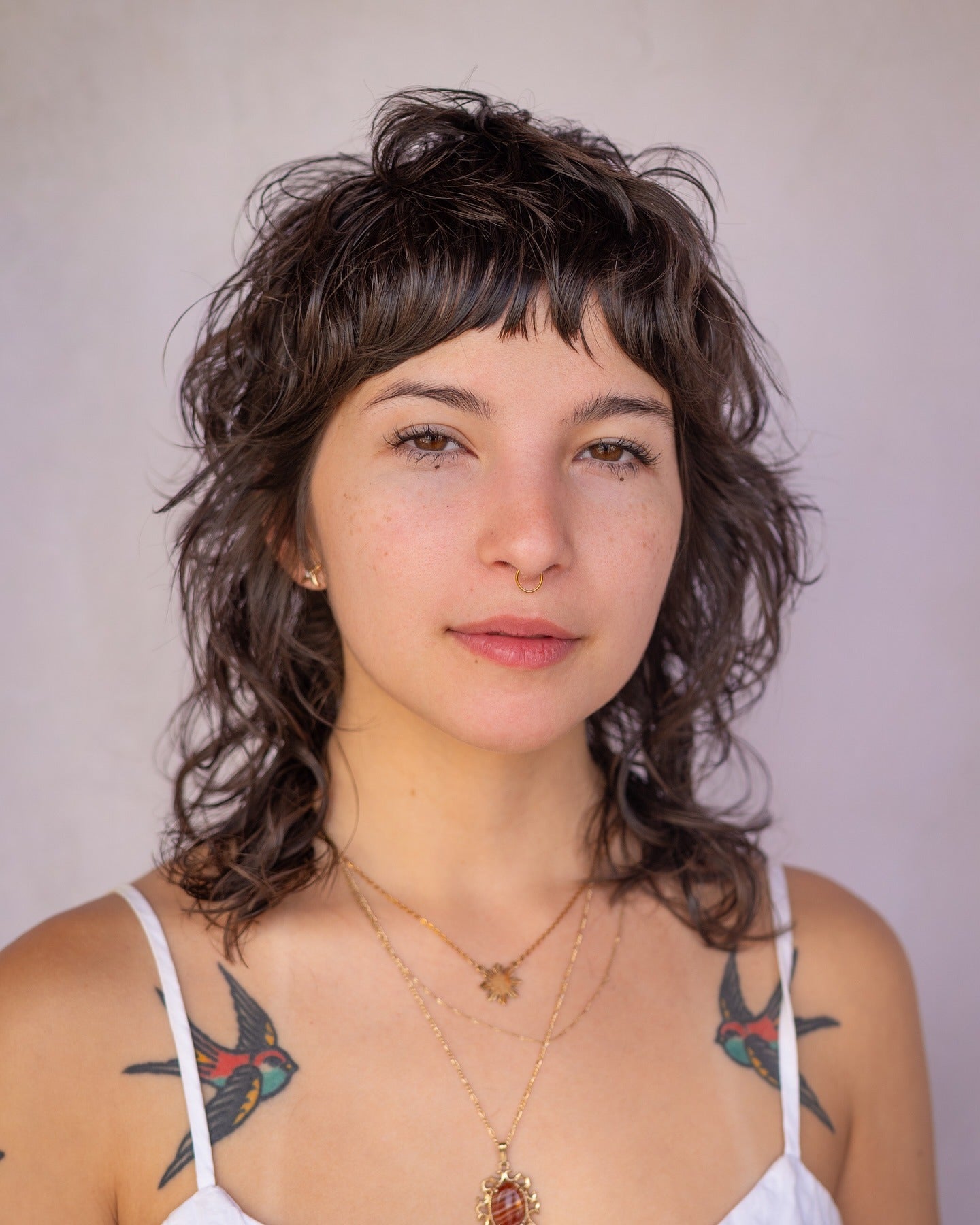 15. Wet-Look Shag mit verkürzter Rand in tiefen Brünetten (Shaggy Bob Frisuren)